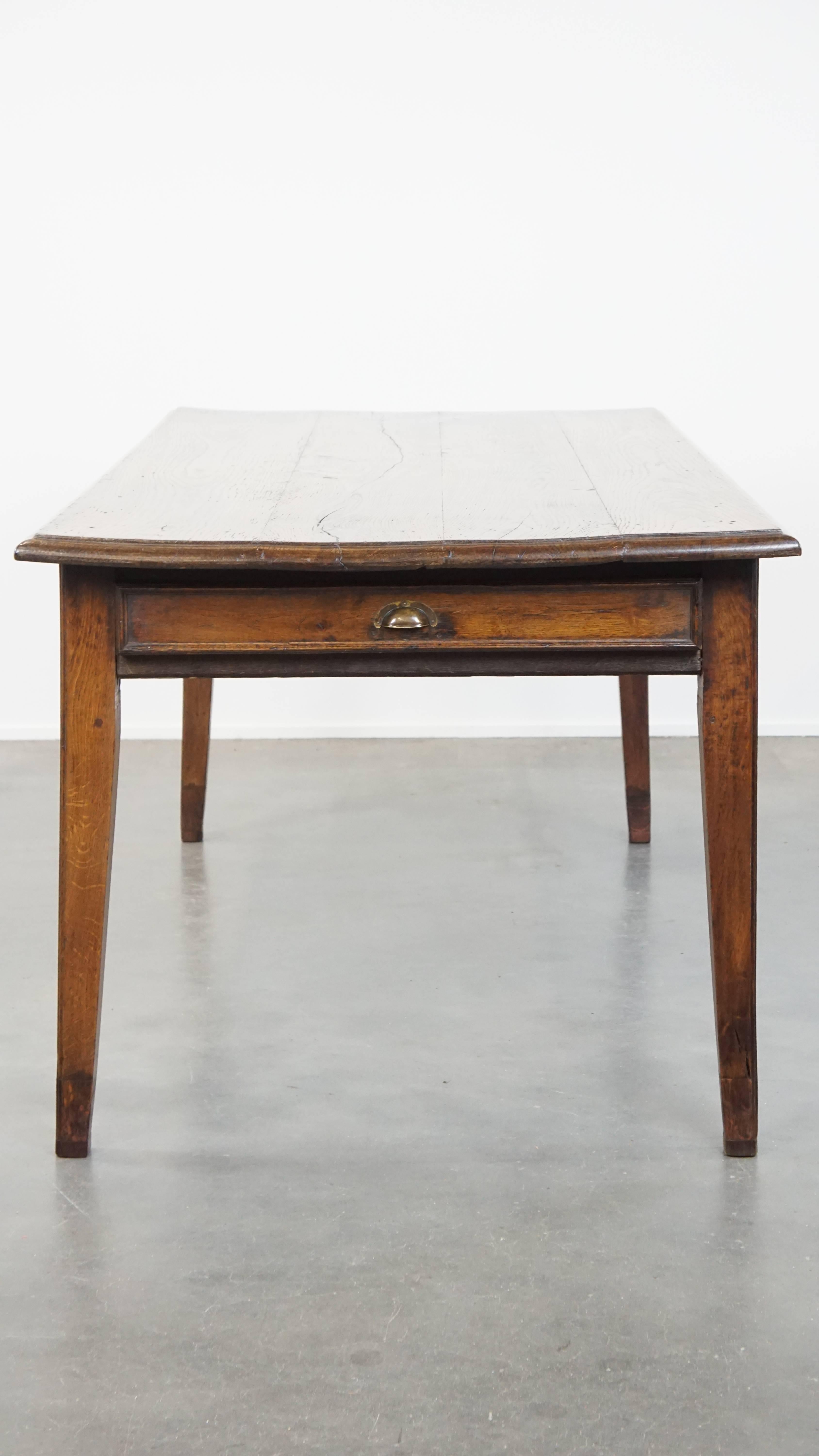 Antigua mesa de comedor francesa de roble de principios del siglo XIX con 2 cajones en Bueno estado para la venta en Harderwijk, NL