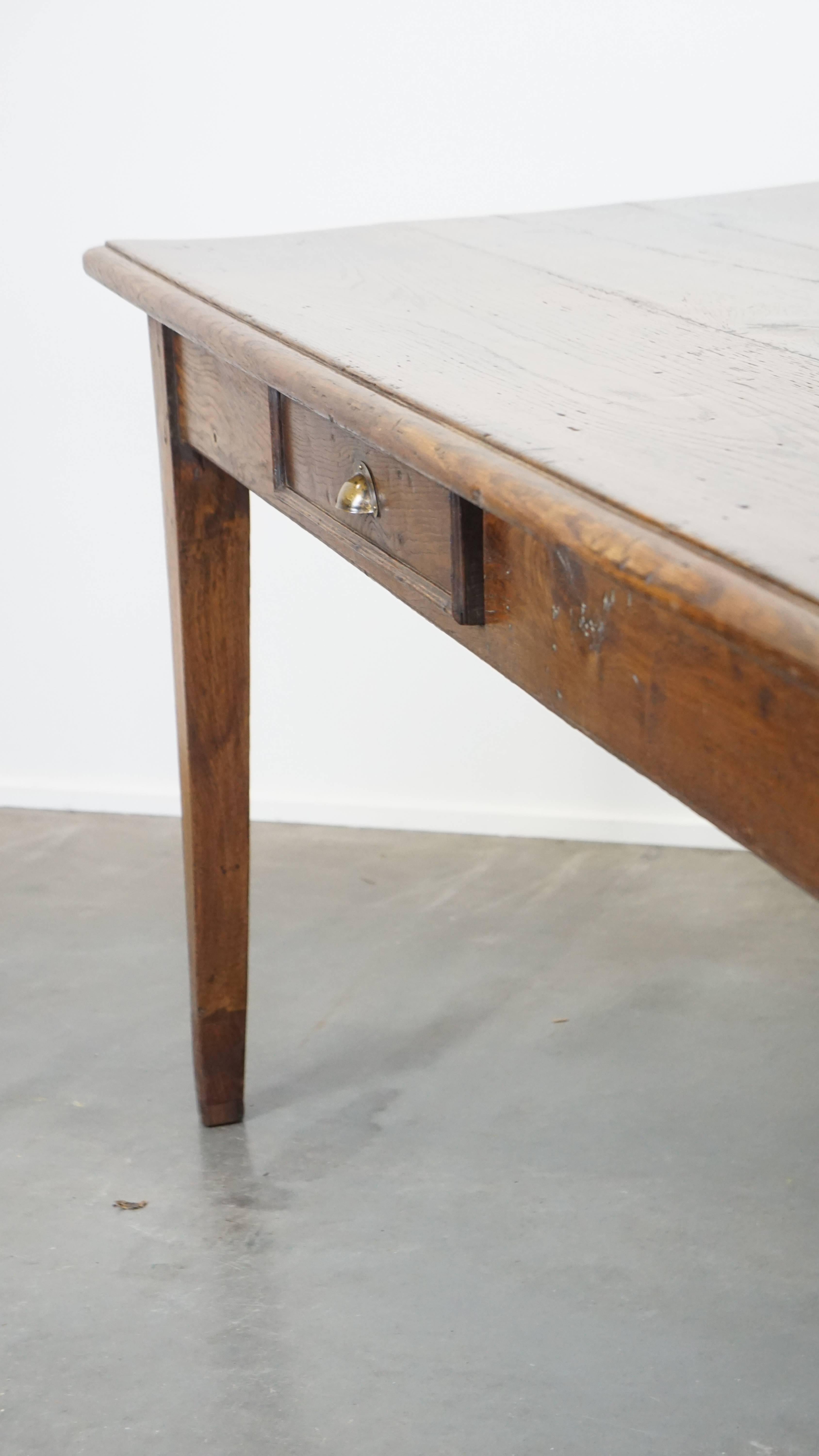 Antigua mesa de comedor francesa de roble de principios del siglo XIX con 2 cajones Madera en venta
