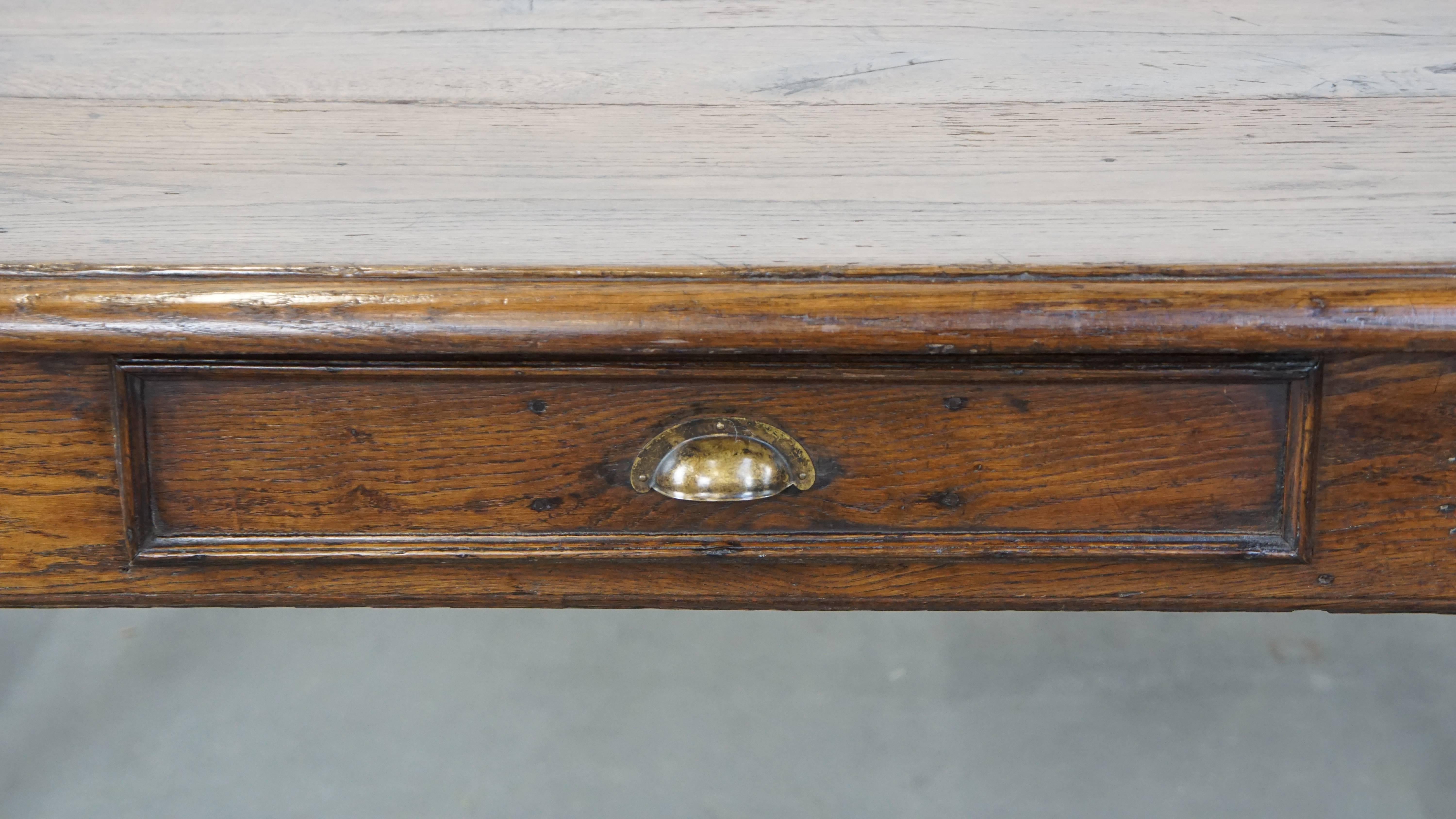 Antigua mesa de comedor francesa de roble de principios del siglo XIX con 2 cajones en venta 2