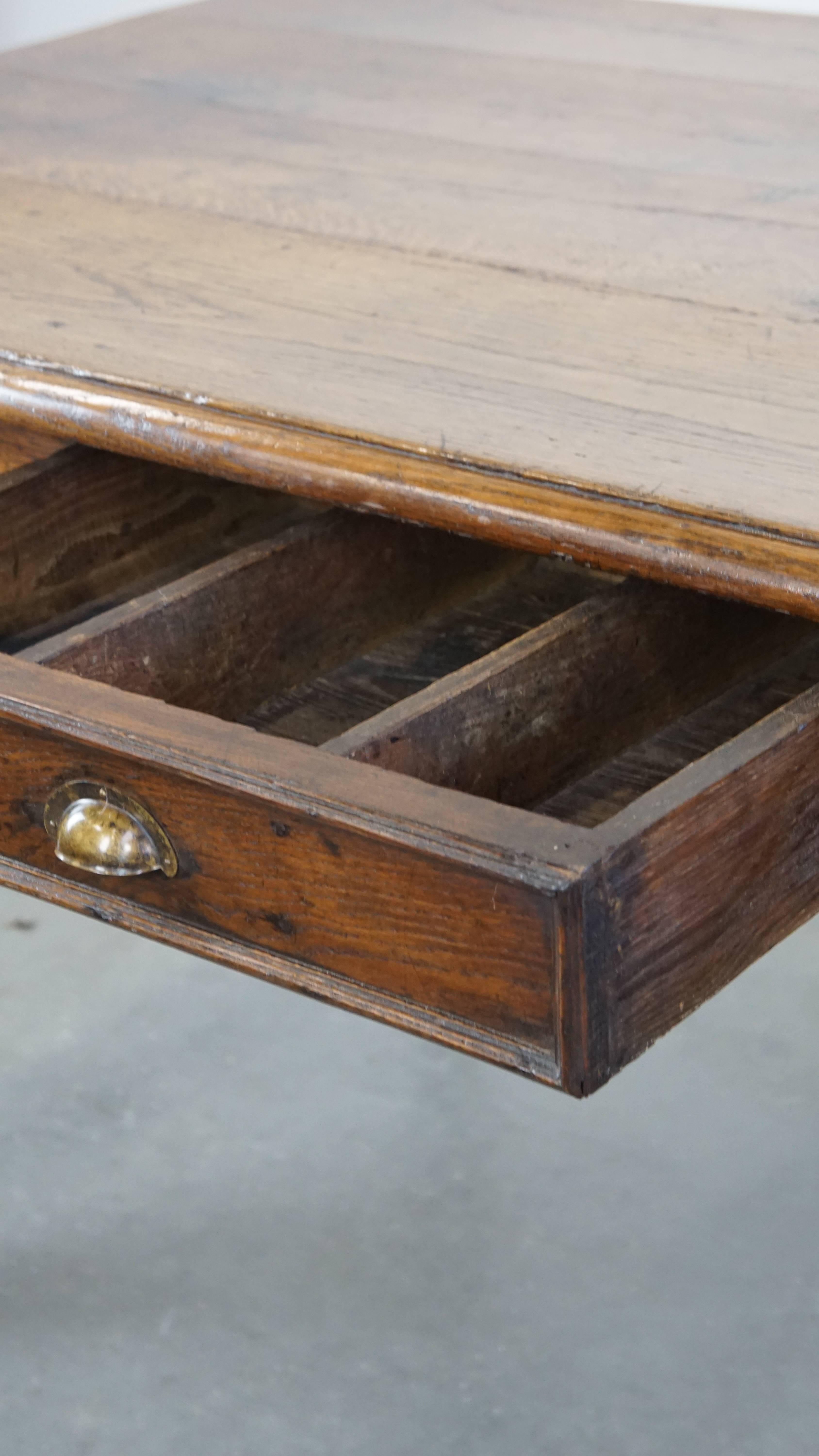 Antigua mesa de comedor francesa de roble de principios del siglo XIX con 2 cajones en venta 3