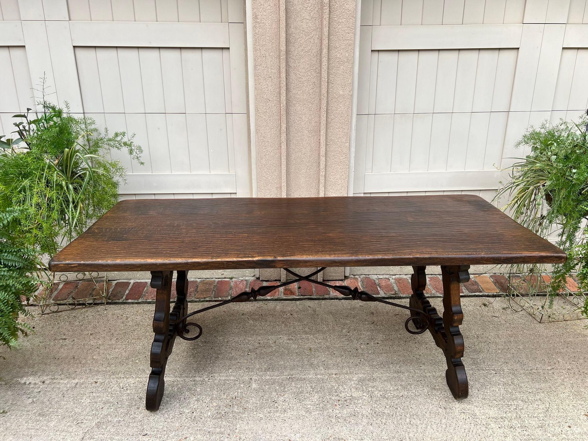 Ancienne table de salle à manger en chêne français, console catalane espagnole, îlot de cuisine, vers 1910.

En provenance directe de France, une superbe table ancienne, assez grande et lourde, avec plus de 6 mètres de long !
La table présente un