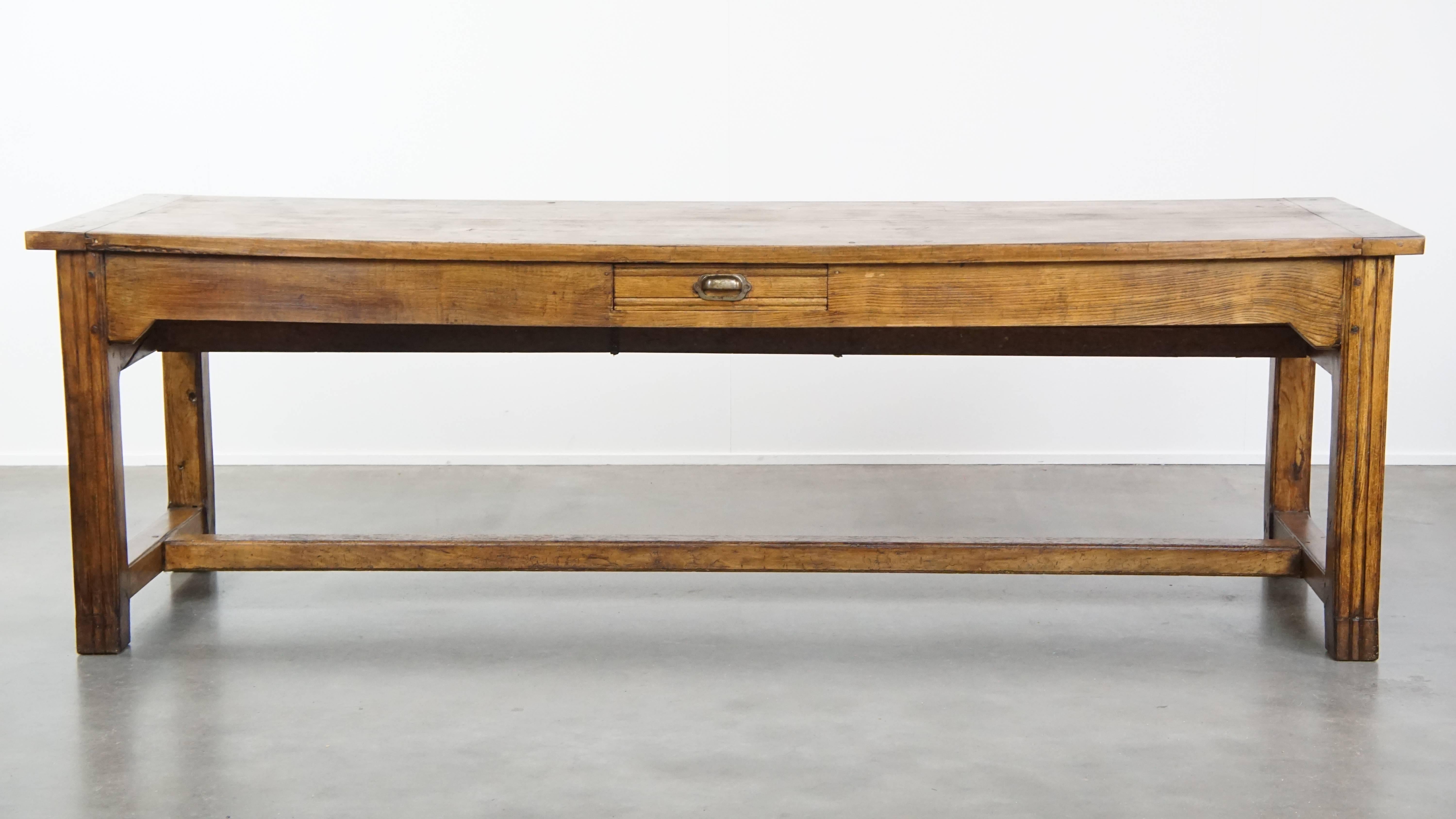 Nous vous proposons cette grande et lourde table de salle à manger ancienne en chêne français avec une présence impressionnante et trois tiroirs pratiques. Cette étonnante table ancienne a développé une belle patine au fil des ans, ce qui ajoute à