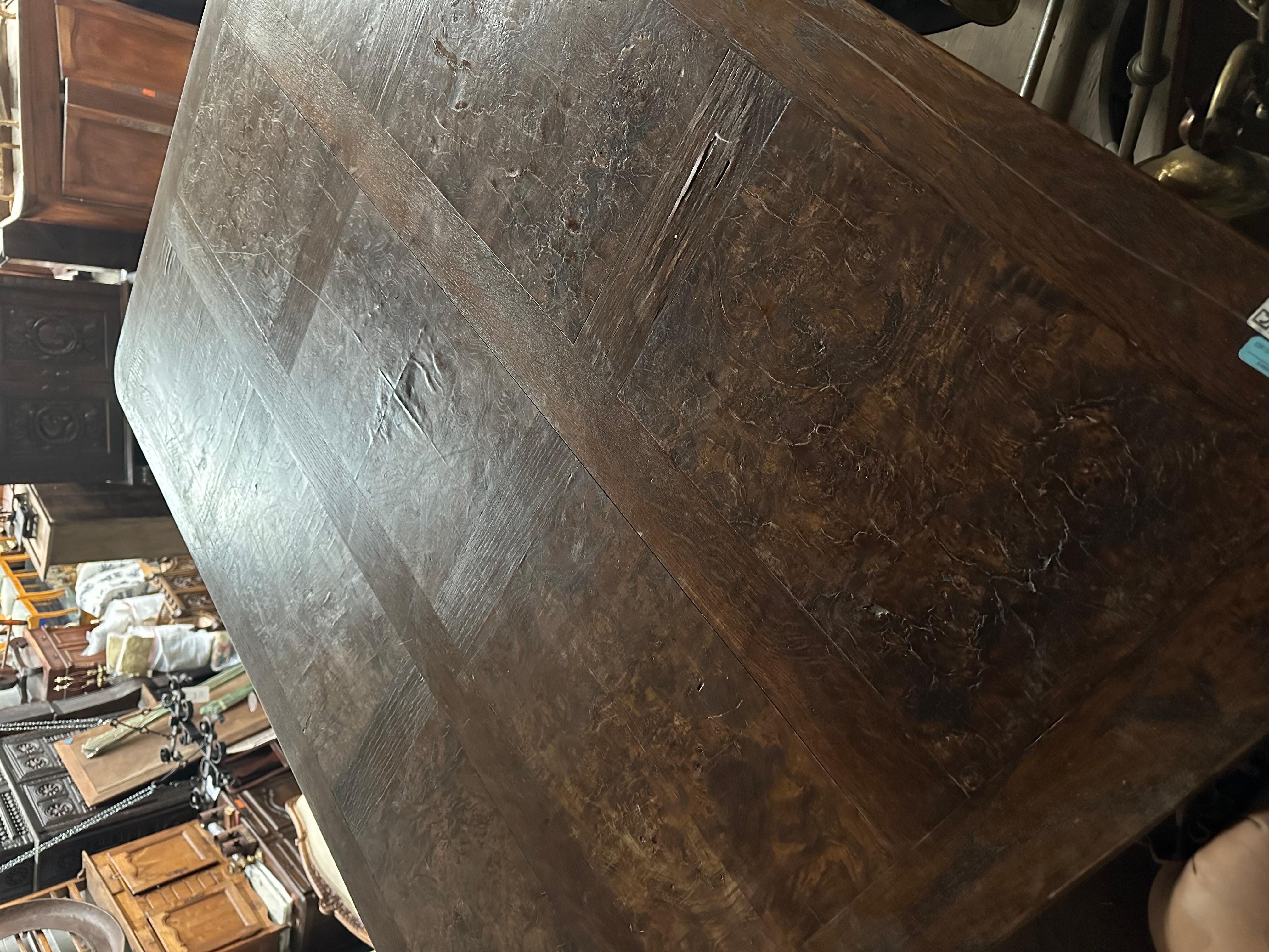 Table de salle à manger à rallonge ancienne en chêne français et orme à tréteaux en vente 3