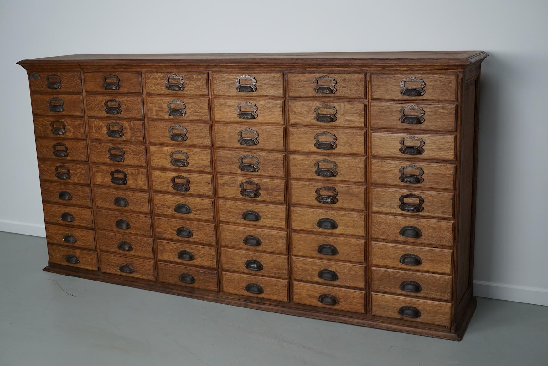 Dieser einzigartige Aktenschrank / Schubladenblock wurde um die Jahrhundertwende in Frankreich entworfen und hergestellt. Er wurde aus Eichenholz mit Beschlägen aus Gusseisen und Messing gefertigt. Die Innenmaße der Schubladen sind: T 31 x B 28 x H