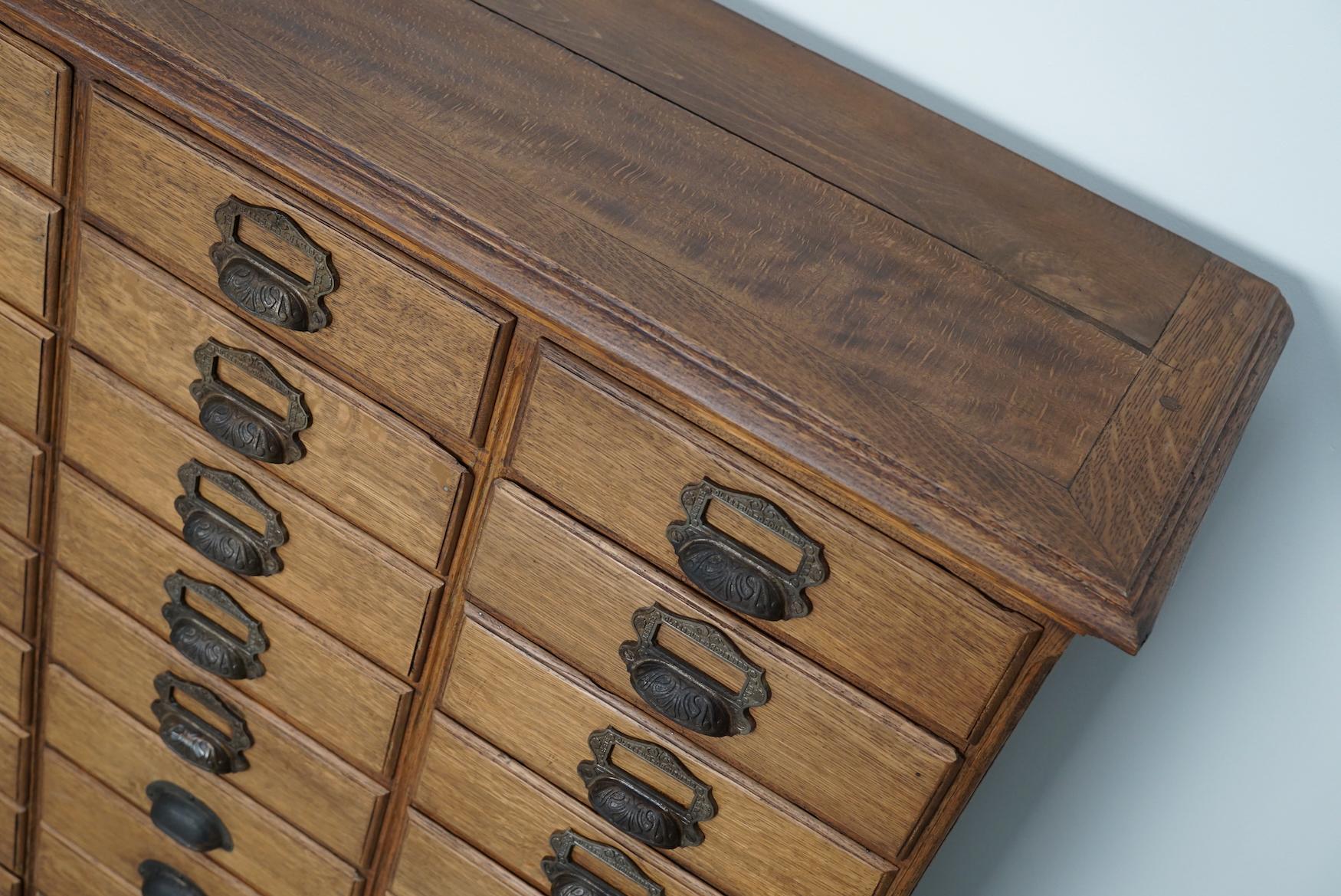 Antique French Oak Filing / Apothekerschrank von Chouanard, um 1910 im Zustand „Gut“ im Angebot in Nijmegen, NL