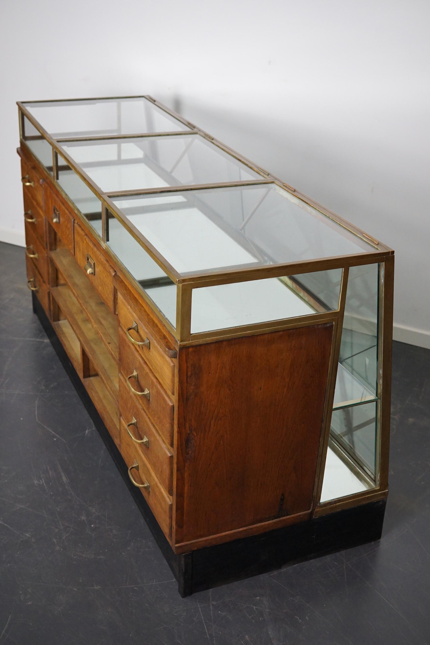 Cabinet de comptoir / Vitrine français ancien en chêne, verre et laiton, vers 1920 3