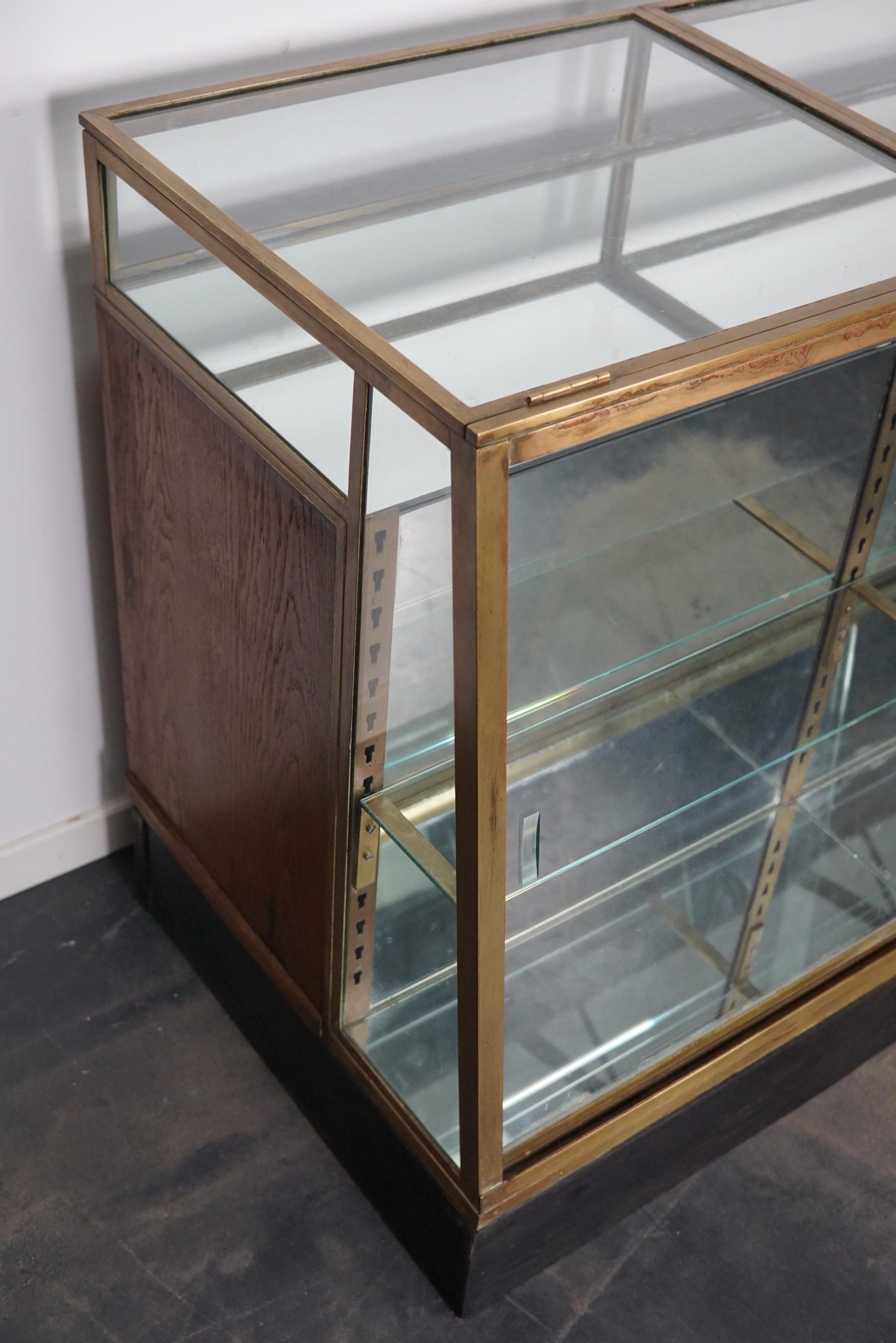 Cabinet de comptoir / Vitrine français ancien en chêne, verre et laiton, vers 1920 11