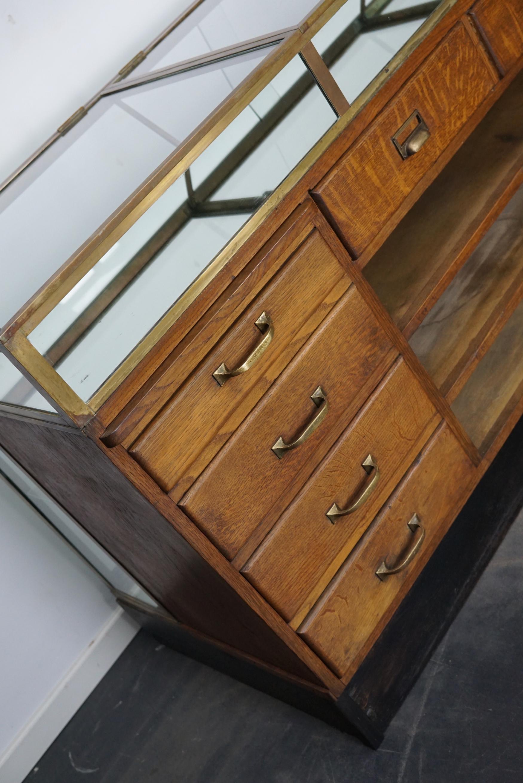 Antique French Oak, Glass and Brass Shop Counter Cabinet / Vitrine, circa 1920s In Good Condition In Nijmegen, NL