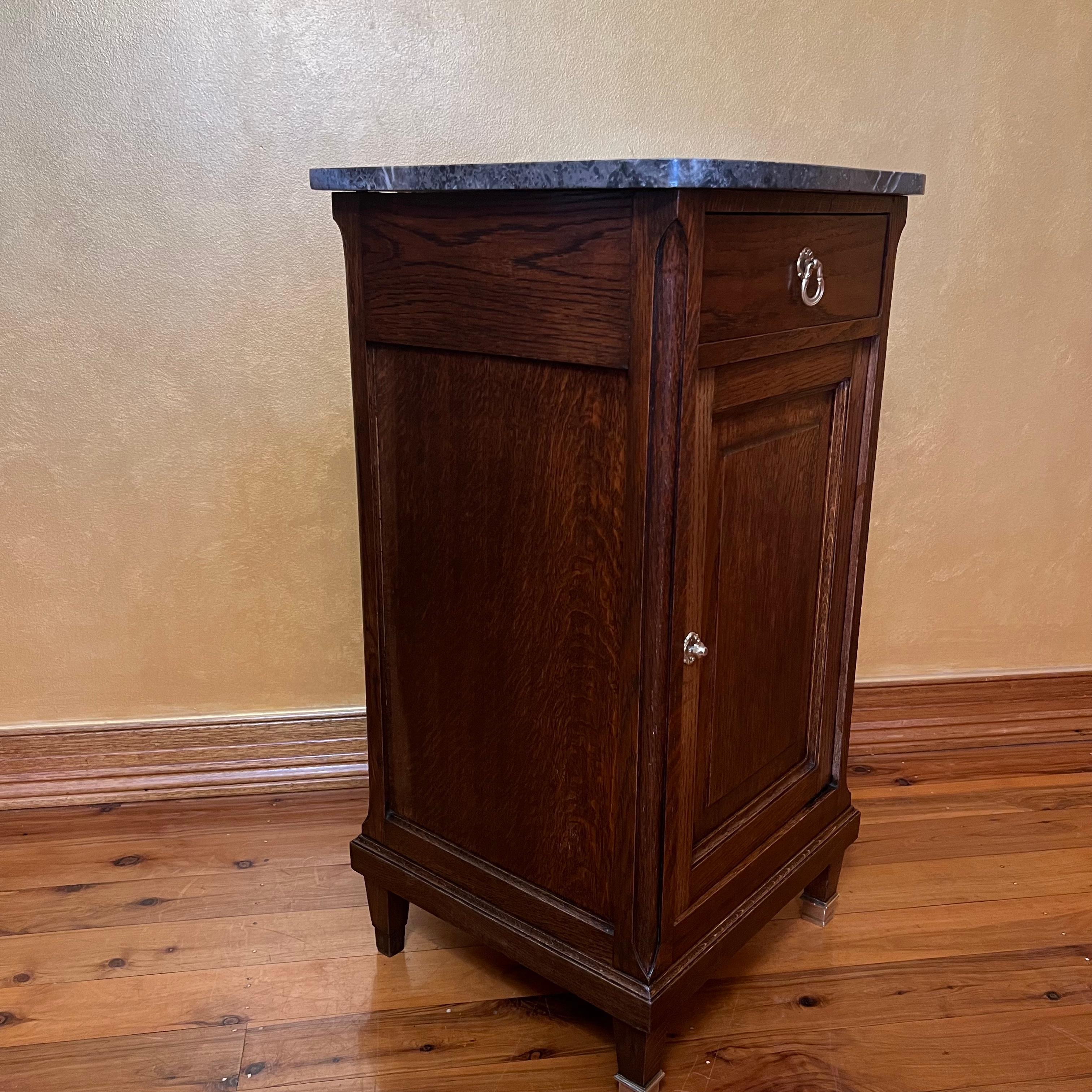 Antique French Oak Marble Top Bed Side Table In Good Condition For Sale In EDENSOR PARK, NSW