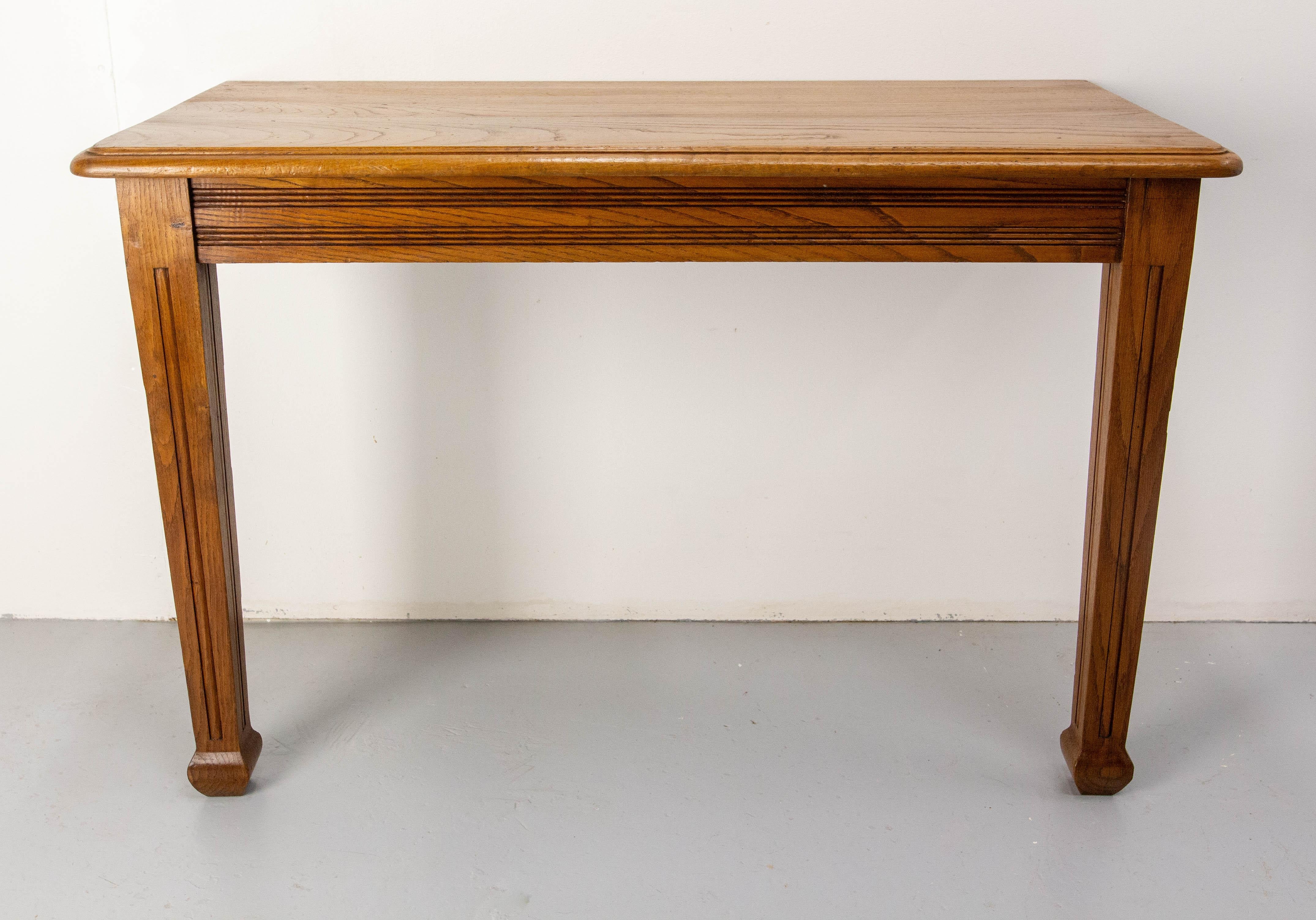 French Art Déco wall console made circa 1940.
It was made from an original oak dining table which has been transformed into a console to make a simple and original piece of furniture. This format is perfect to be used in an entry hall and in a part