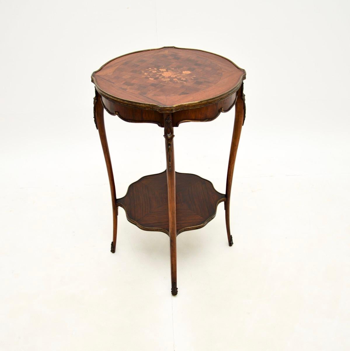 Uno splendido tavolino francese d'occasione, risalente al periodo 1880-1890 circa.

È di qualità estremamente pregiata, con fantastiche montature in bronzo dorato. Il top ha un bordo a fasce incrociate, con intarsi di splendidi motivi floreali. C'è
