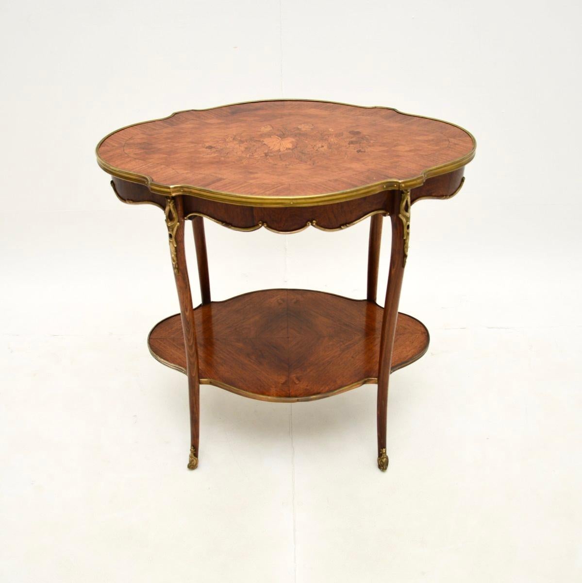 Un bellissimo tavolino francese d'occasione, risalente al periodo 1880-1890 circa.

È di qualità estremamente pregiata, con fantastiche montature in bronzo dorato. Il top ha un bordo a fasce incrociate, intarsiato con splendidi motivi floreali. C'è