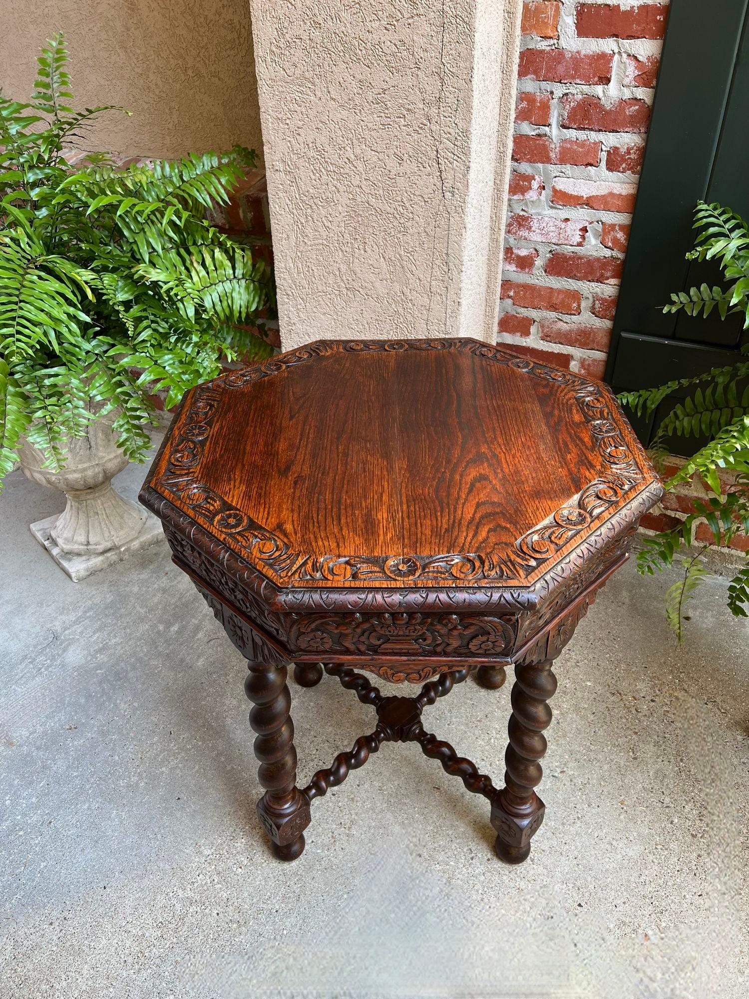 Ancienne table de canapé octogonale française sculptée en chêne à torsion d'orge Louis XIII Renaissance en vente 3