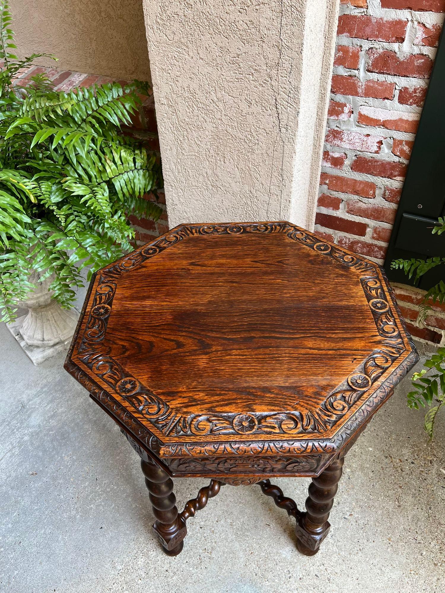 Ancienne table de canapé octogonale française sculptée en chêne à torsion d'orge Louis XIII Renaissance en vente 4