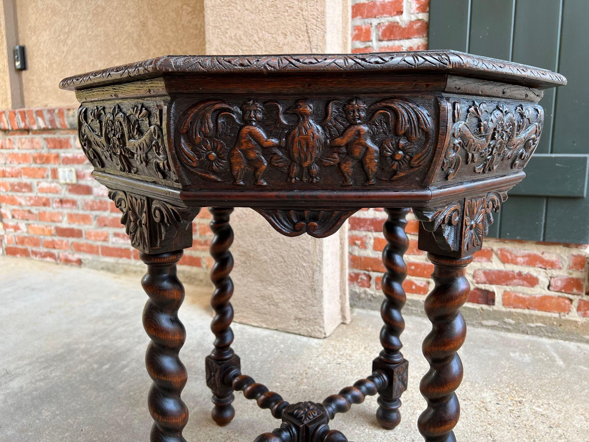 Ancienne table de canapé octogonale française sculptée en chêne à torsion d'orge de style Louis XIII Renaissance en vente 7
