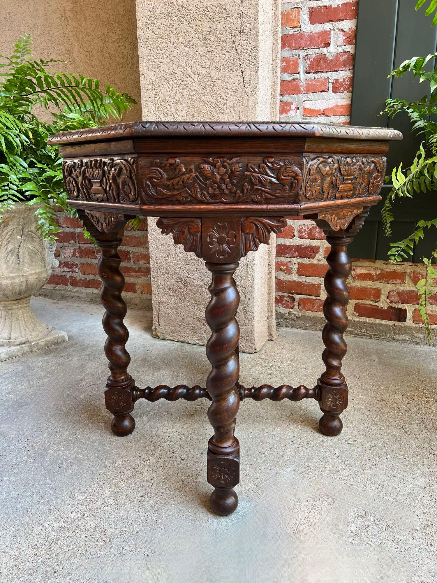 Ancienne table de canapé octogonale française sculptée en chêne à torsion d'orge Louis XIII Renaissance en vente 6