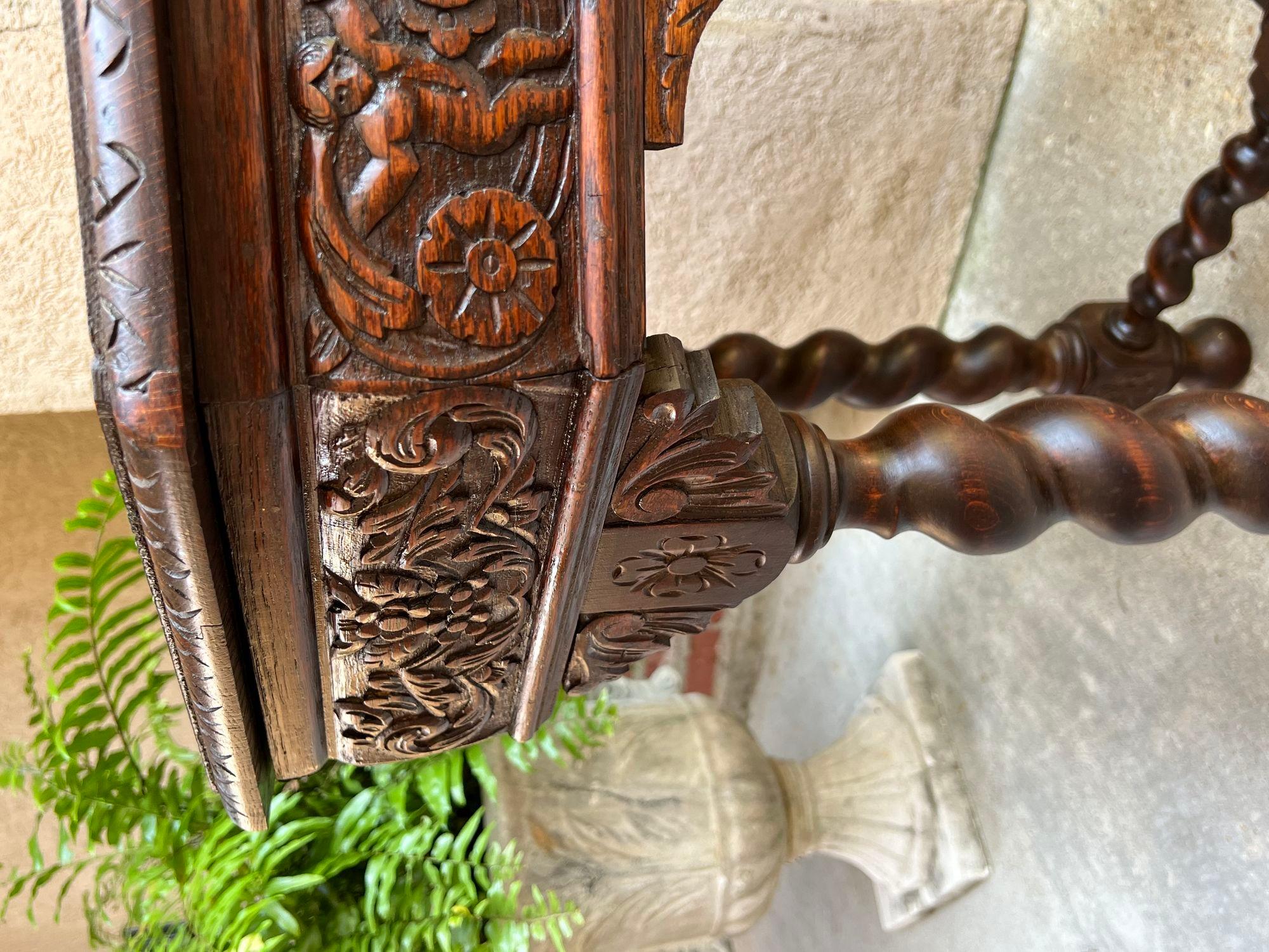 Ancienne table de canapé octogonale française sculptée en chêne à torsion d'orge Louis XIII Renaissance en vente 9