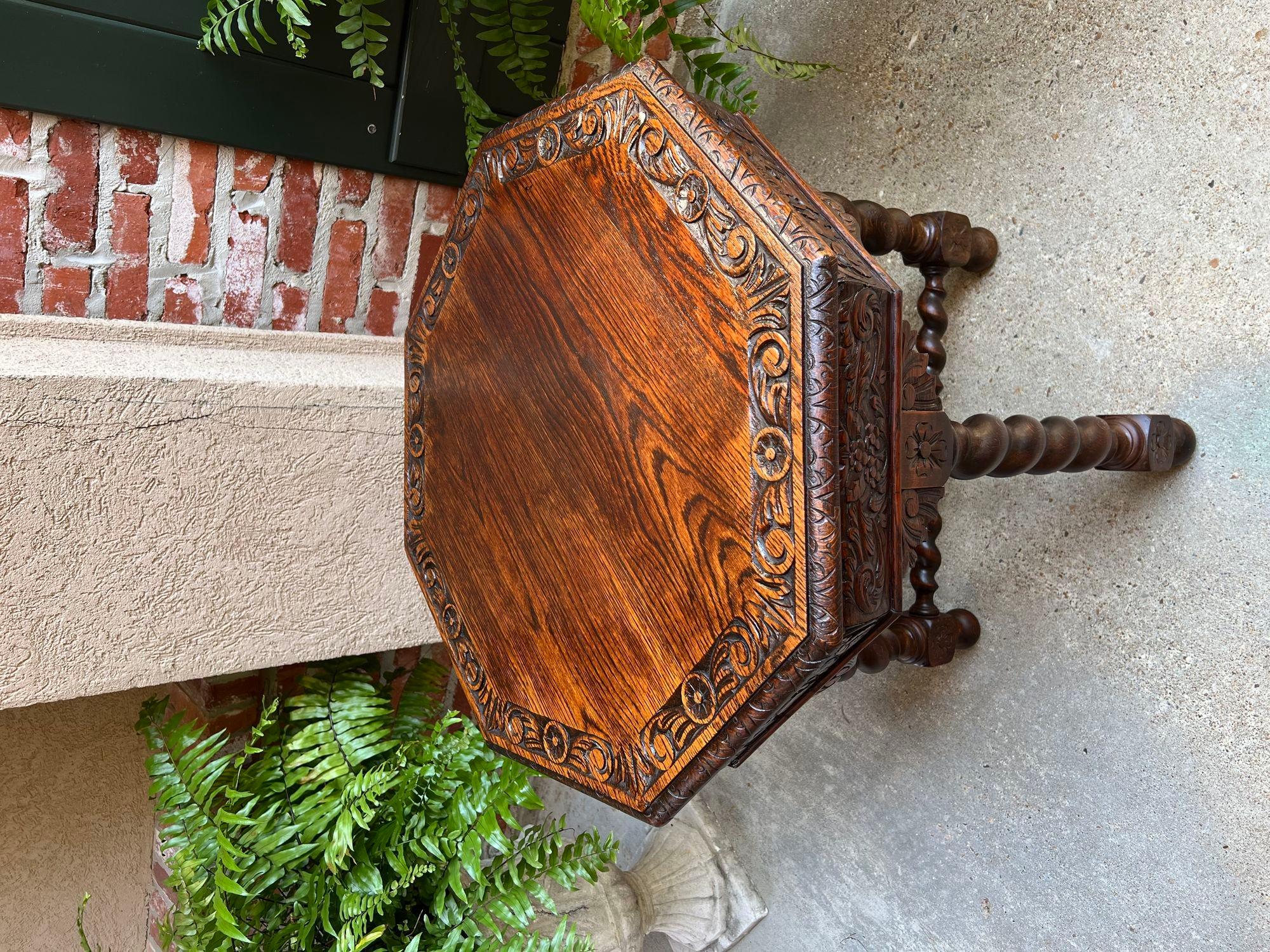 Ancienne table de canapé octogonale française sculptée en chêne à torsion d'orge Louis XIII Renaissance en vente 10