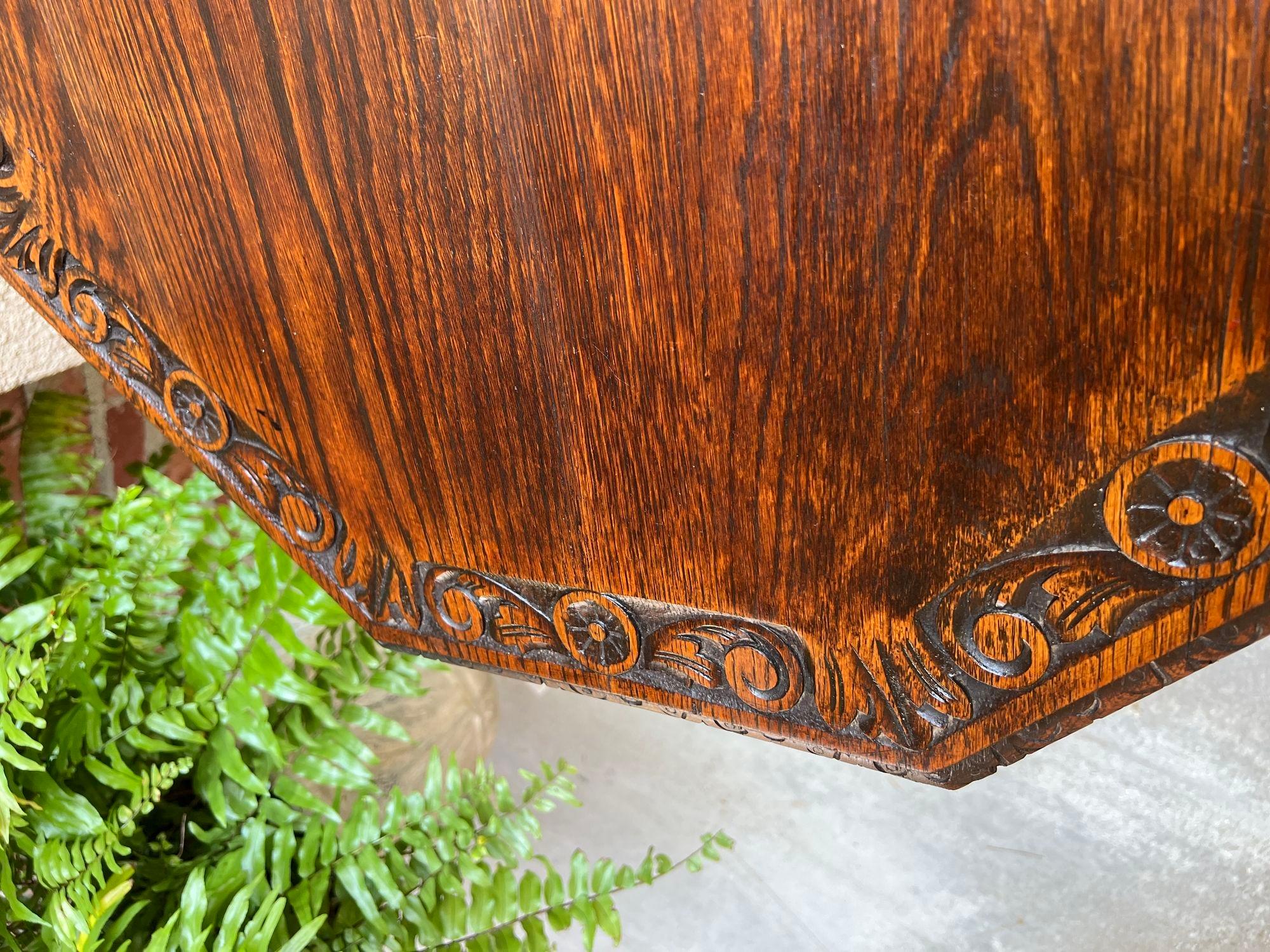 Ancienne table de canapé octogonale française sculptée en chêne à torsion d'orge Louis XIII Renaissance en vente 11