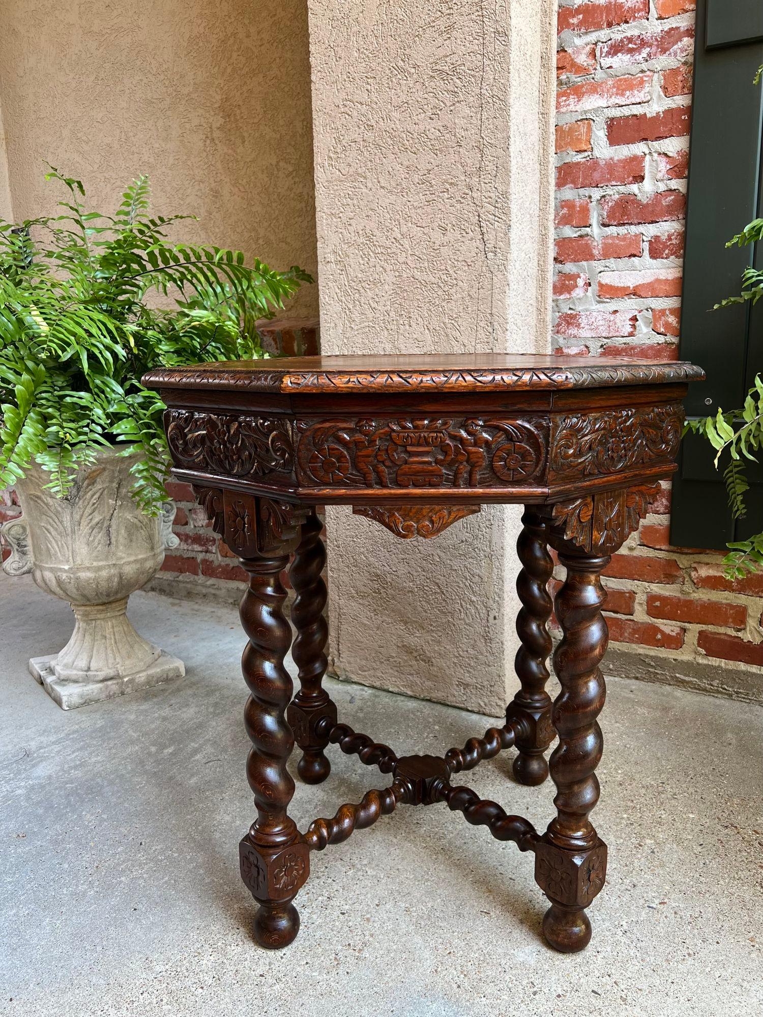 Ancienne table de salon octogonale en chêne sculpté orge torsadé Louis XIII Renaissance.

En provenance directe de France, une fabuleuse table octogonale française ancienne, avec des détails impressionnants, notamment des pieds en torsion d'orge et