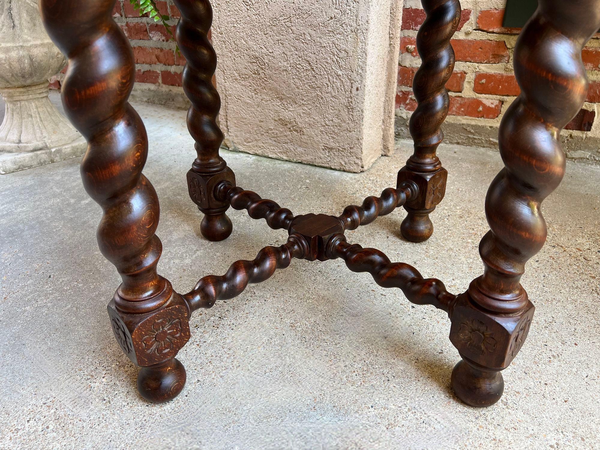 Ancienne table de canapé octogonale française sculptée en chêne à torsion d'orge Louis XIII Renaissance en vente 12