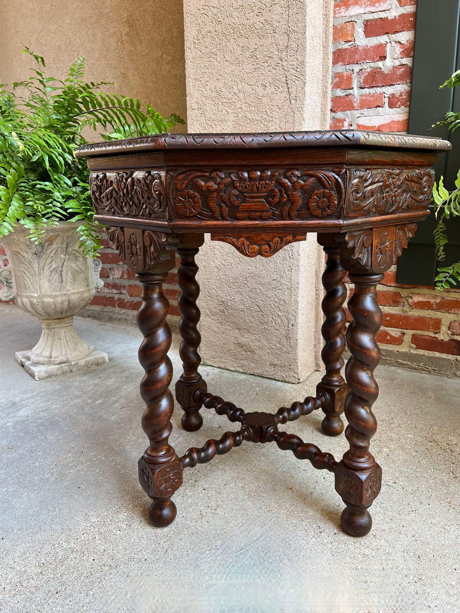 Néo-Renaissance Ancienne table de canapé octogonale française sculptée en chêne à torsion d'orge Louis XIII Renaissance en vente