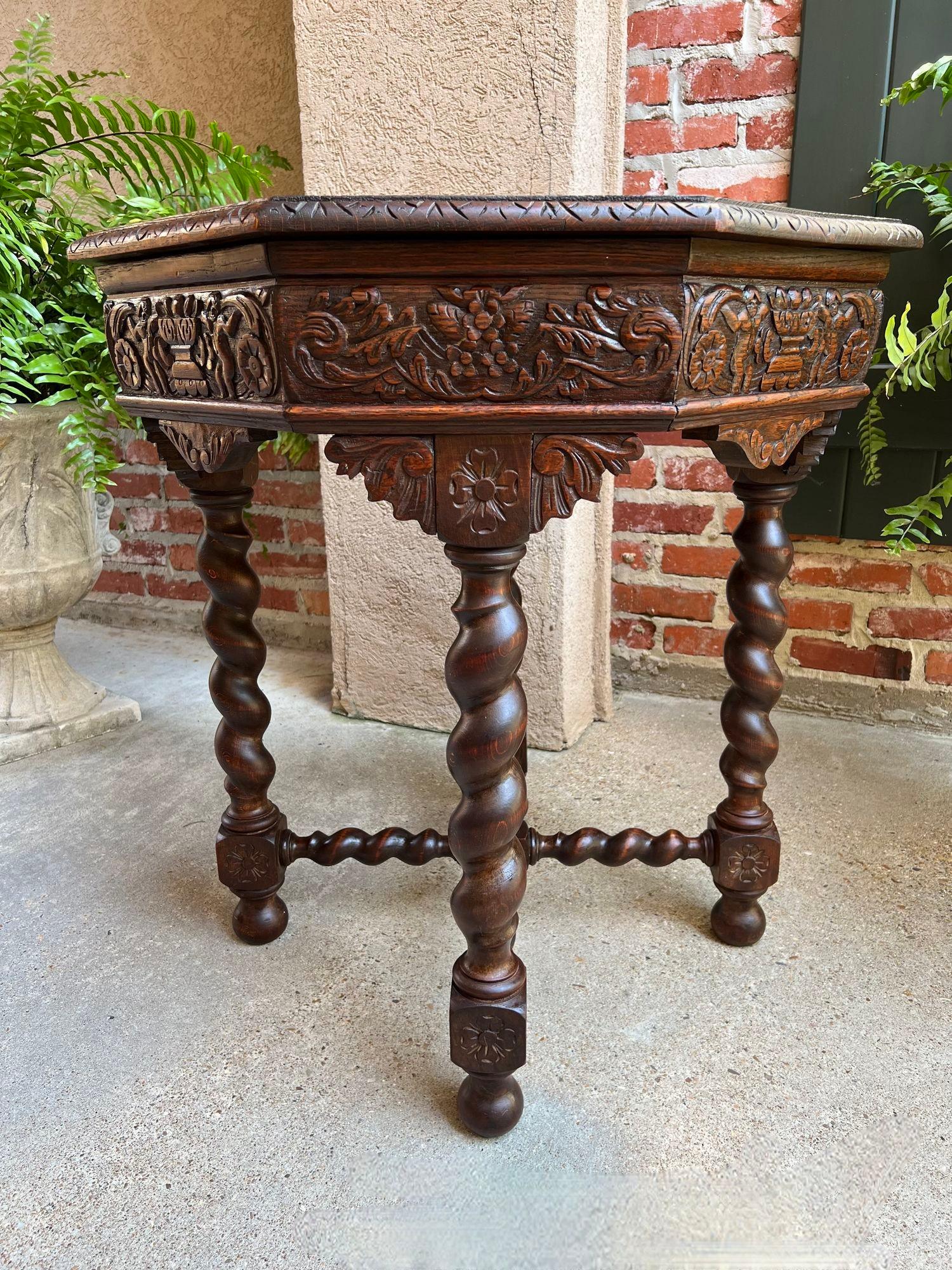 Français Ancienne table de canapé octogonale française sculptée en chêne à torsion d'orge Louis XIII Renaissance en vente