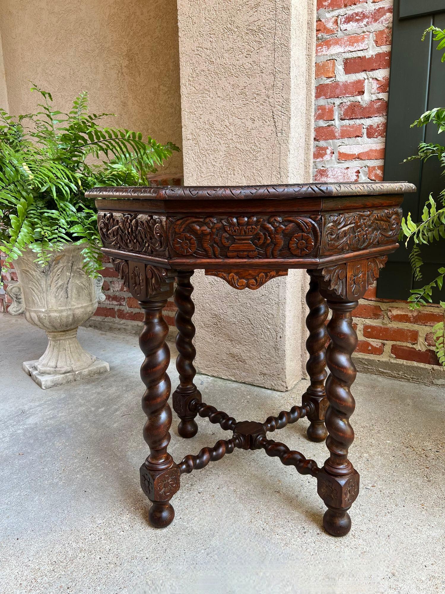 Sculpté à la main Ancienne table de canapé octogonale française sculptée en chêne à torsion d'orge Louis XIII Renaissance en vente