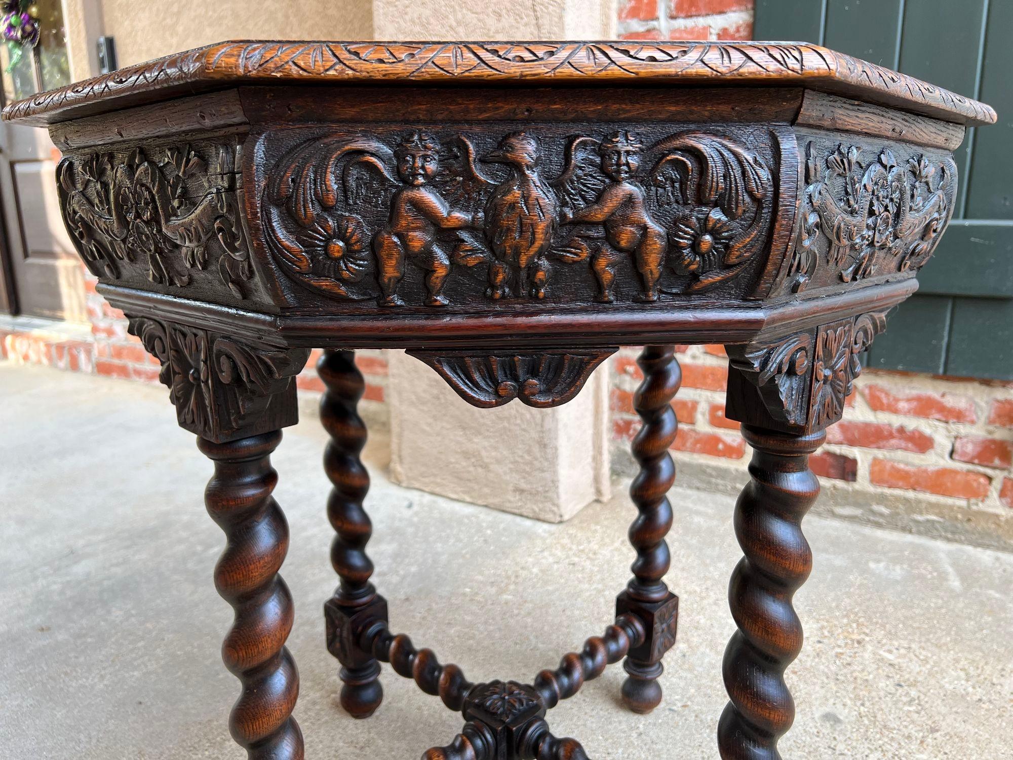 Début du 20ème siècle Ancienne table de canapé octogonale française sculptée en chêne à torsion d'orge de style Louis XIII Renaissance en vente