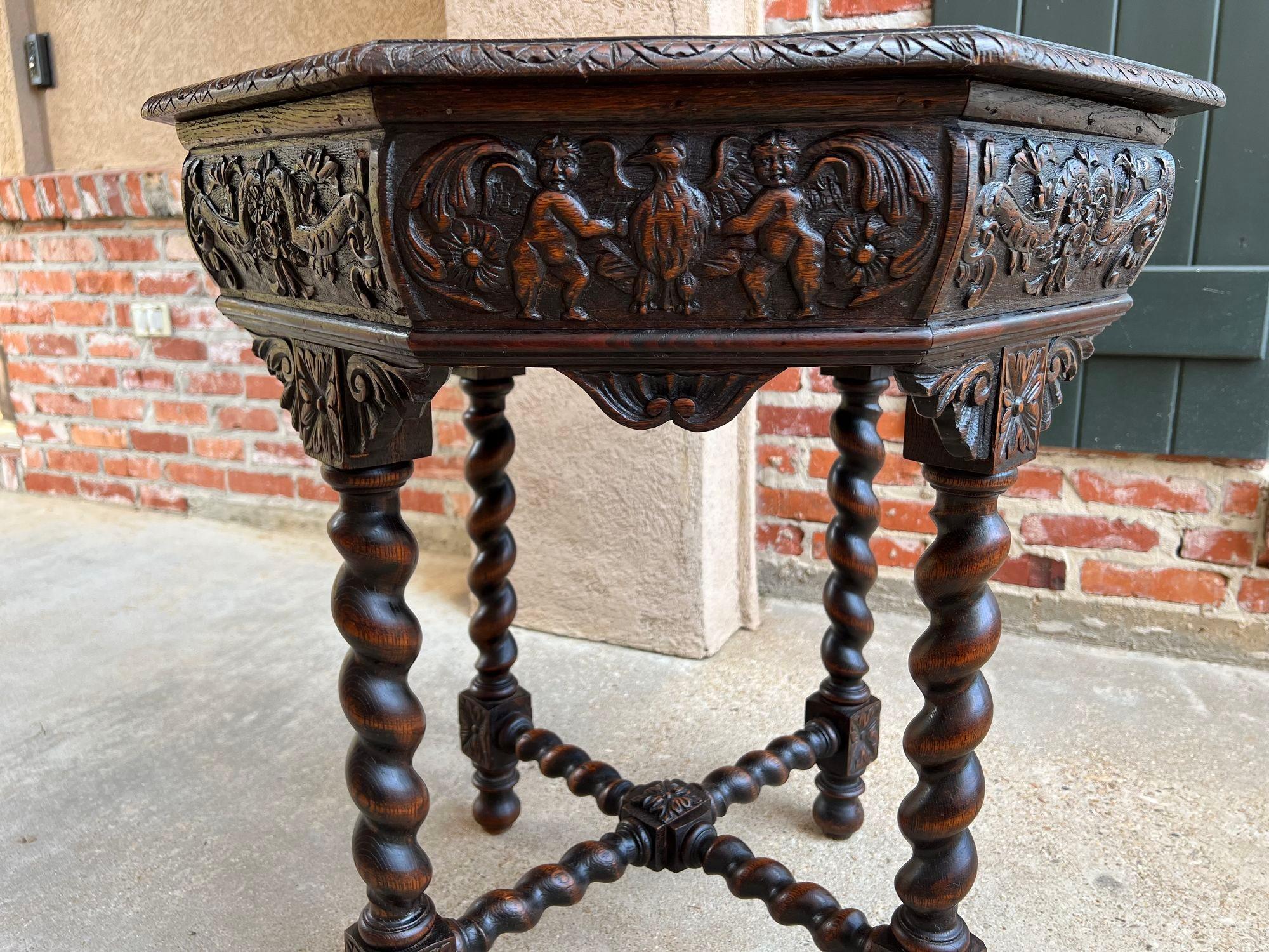 Chêne Ancienne table de canapé octogonale française sculptée en chêne à torsion d'orge de style Louis XIII Renaissance en vente