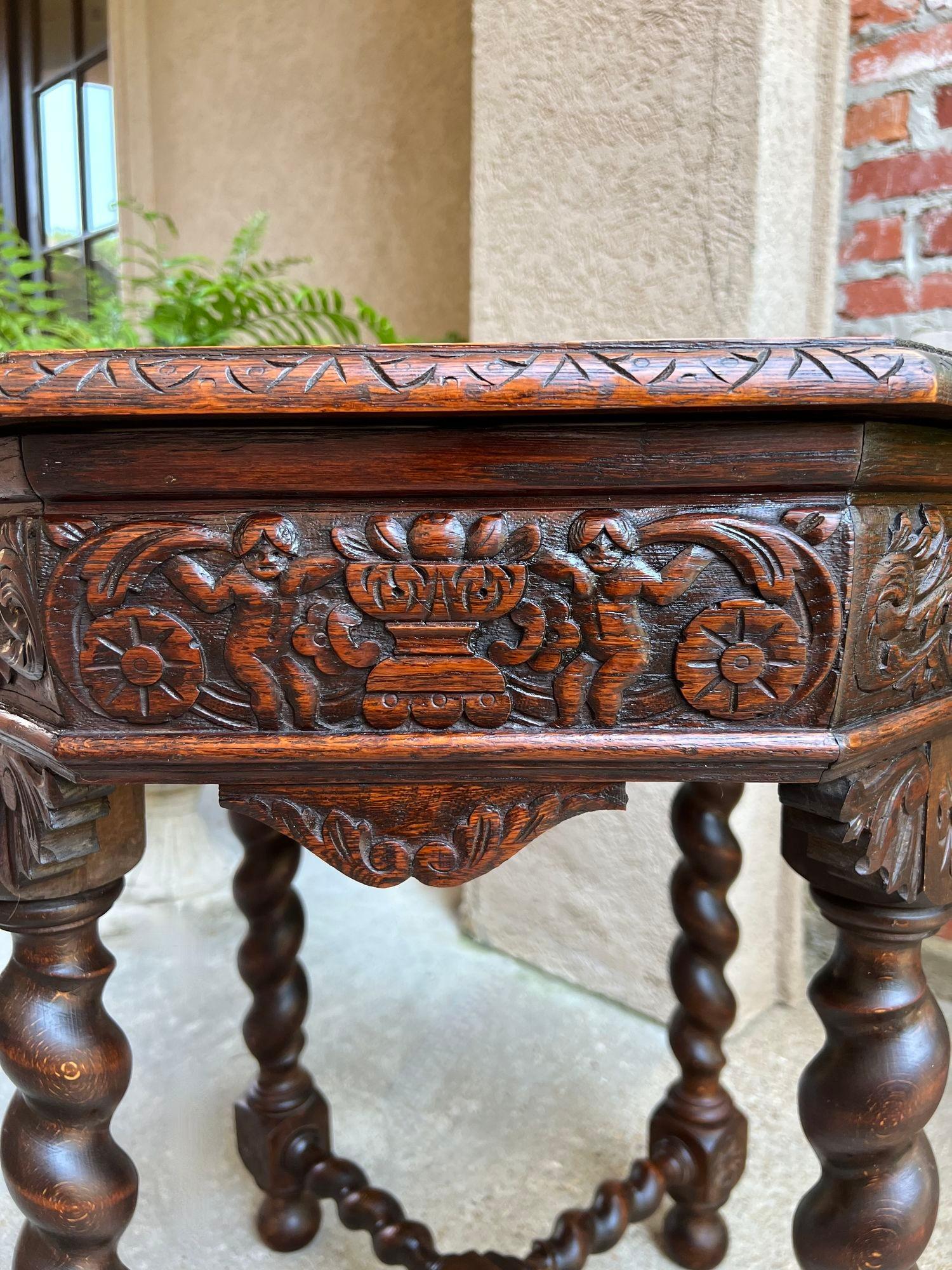 Ancienne table de canapé octogonale française sculptée en chêne à torsion d'orge Louis XIII Renaissance en vente 1