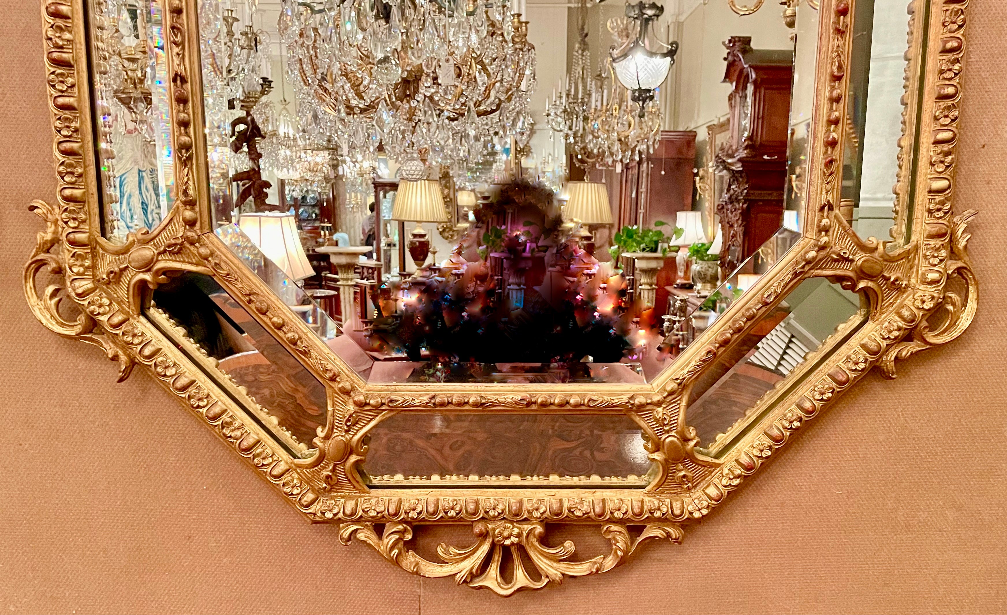 Miroir ancien français octogonal à la feuille d'or avec verre biseauté, vers 1875-1890.