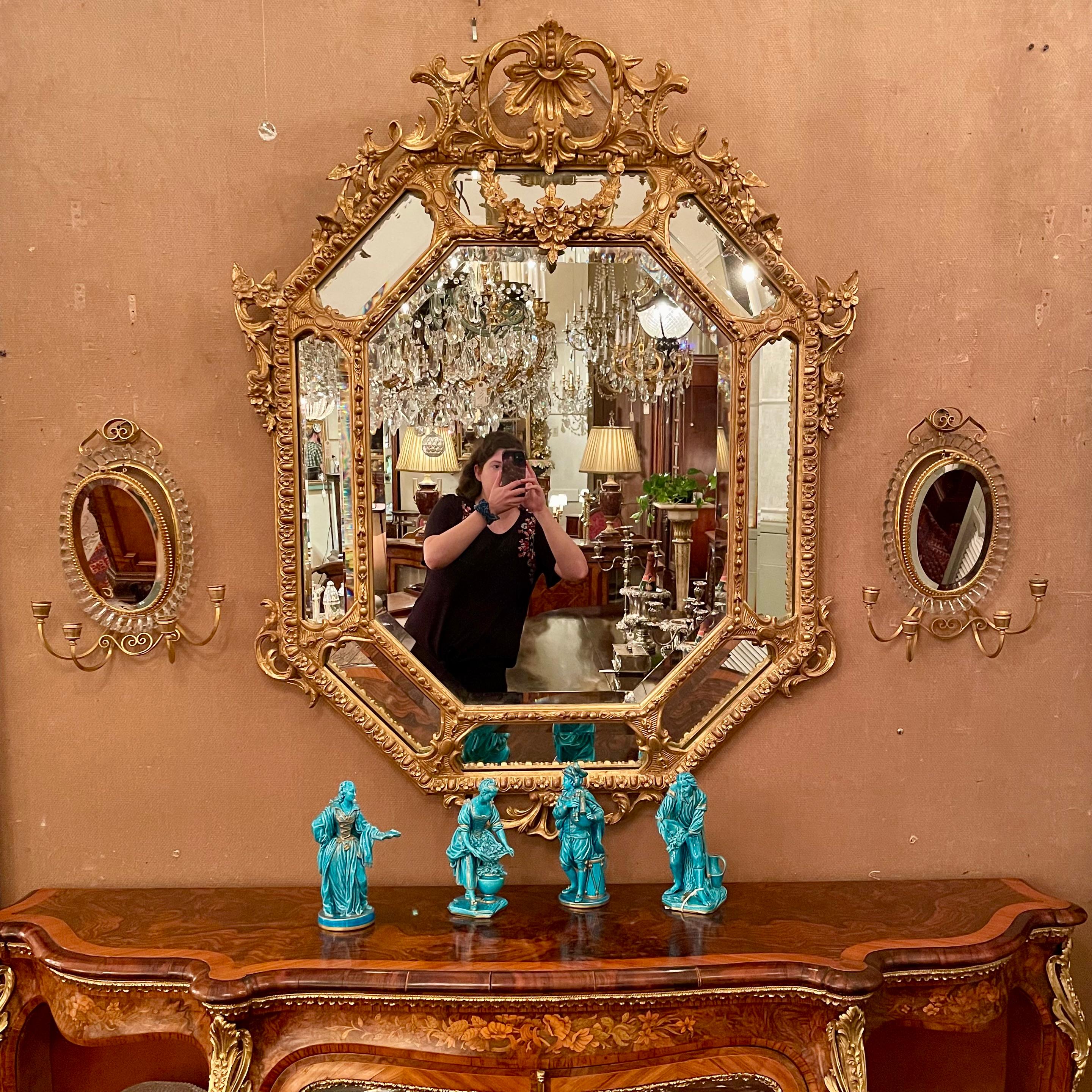Antique miroir octogonal français à feuilles d'or avec verre biseauté, vers 1875-1890 Bon état - En vente à New Orleans, LA
