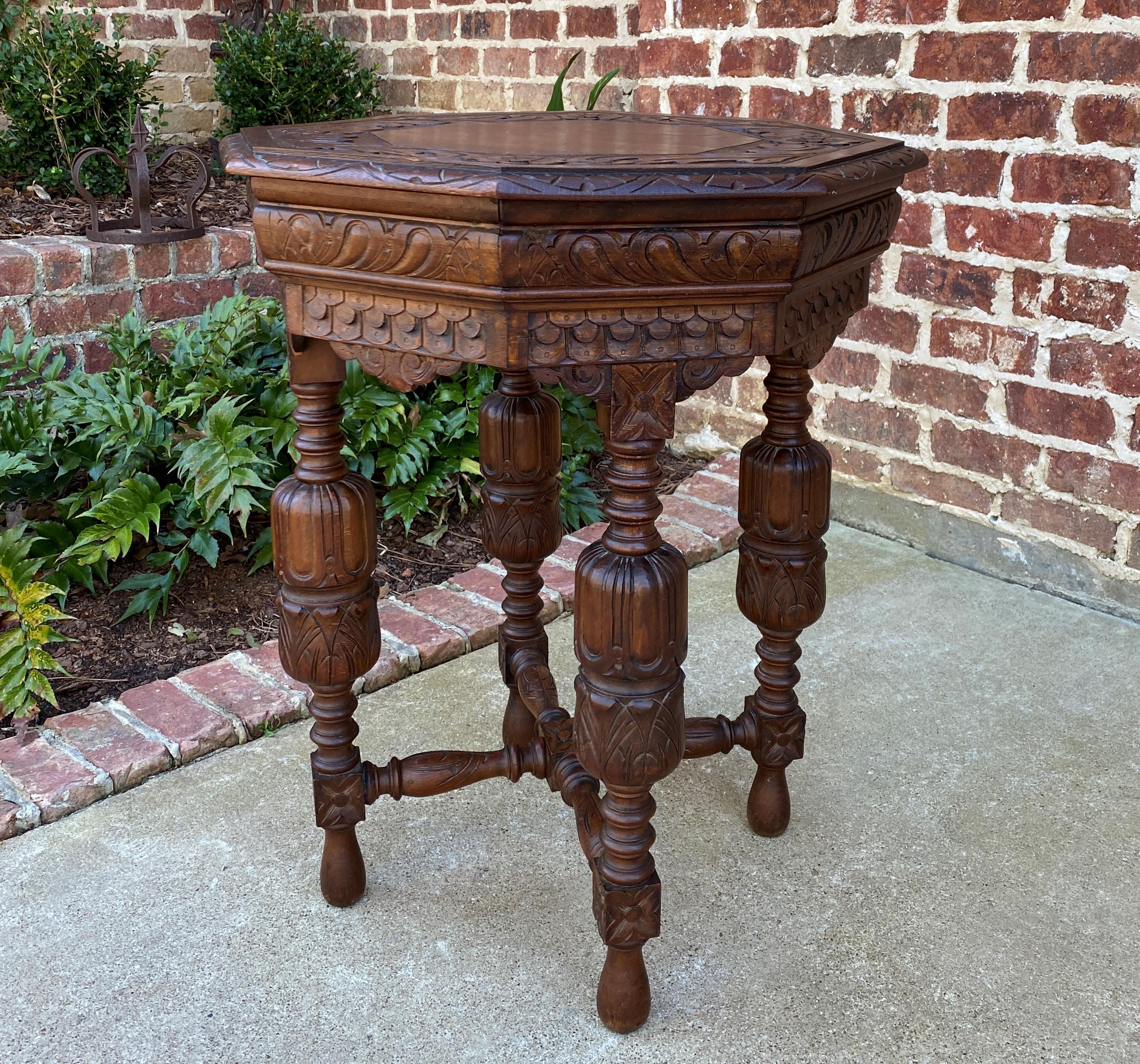 Antique French Mesa Octogonal Renacimiento Roble Tallado S. XIX en venta 12