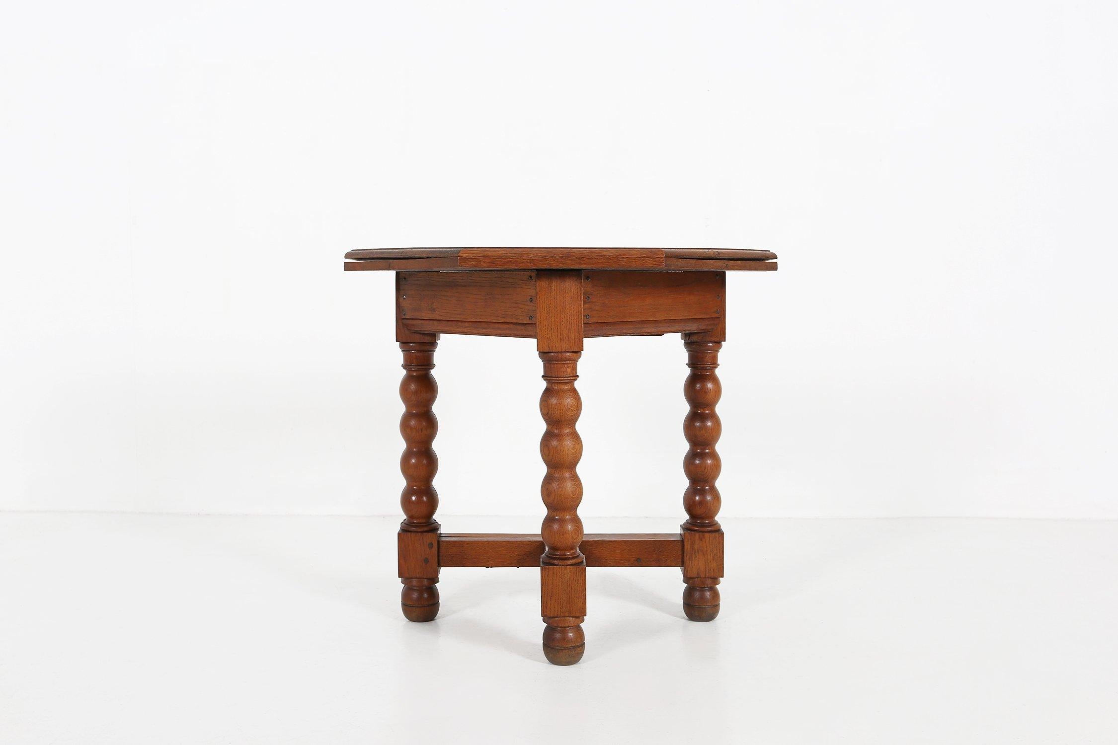 Romantico Antique French tavolo ottangolare pieghevole in rovere massiccio, 1850 ca. in vendita