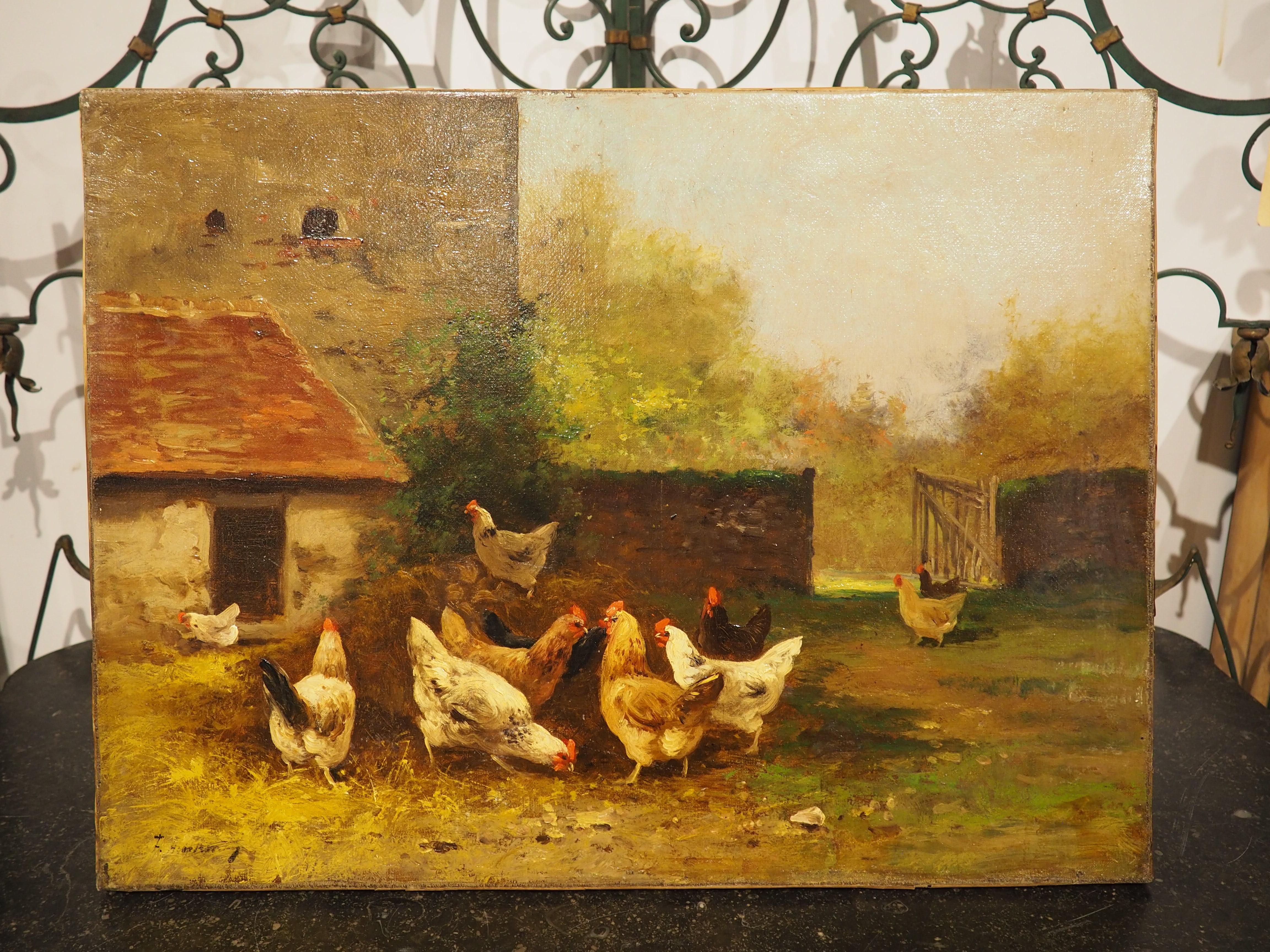Presentado en óleo sobre lienzo, este cuadro francés de gallinas en un corral data de finales del siglo XIX. El cuadro firmado representa a 11 gallinas de varios colores, buscando comida en un patio lleno de heno. El cielo azul encapotado sobre