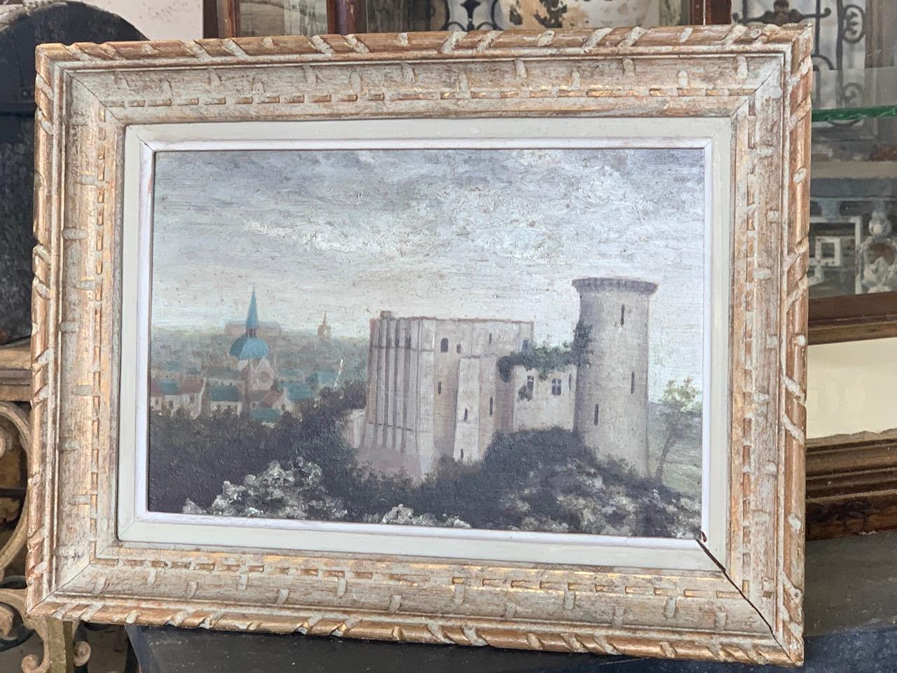 Une belle huile ancienne sur panneau représentant un château français dans un joli cadre décoratif en bois.