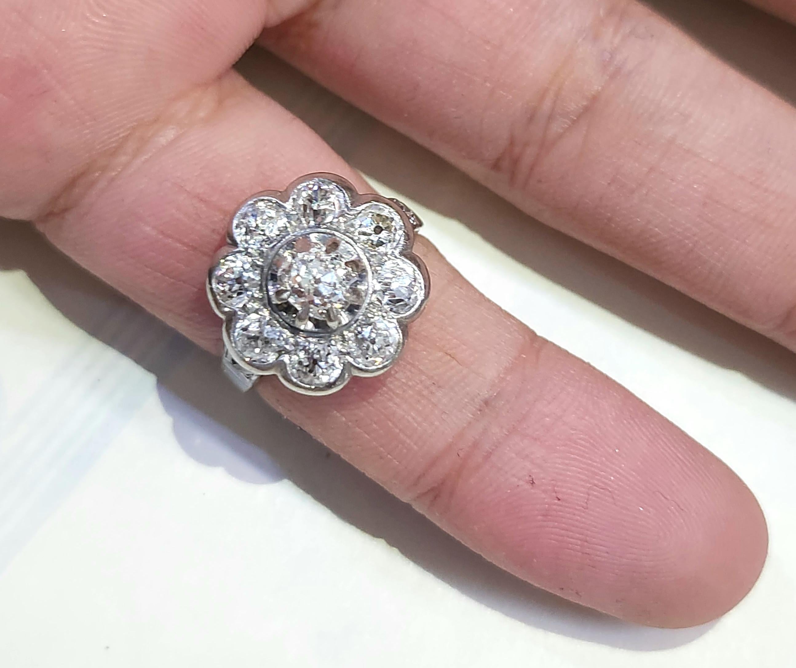 Antico anello a grappolo di diamanti francesi taglio Old Mine da 2,2 carati in vendita 4