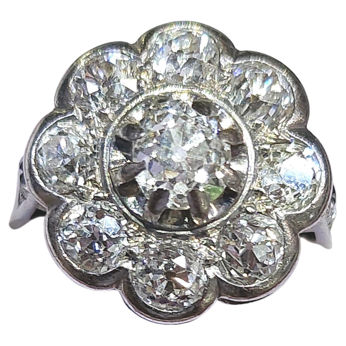 Antique French, anello a grappolo in oro massiccio 18k dal design floreale con diamanti old mine cut peso stimato 2,20 carati H color rare white vvs clearity excellent spark hall marked with french eagle head gold standard 
