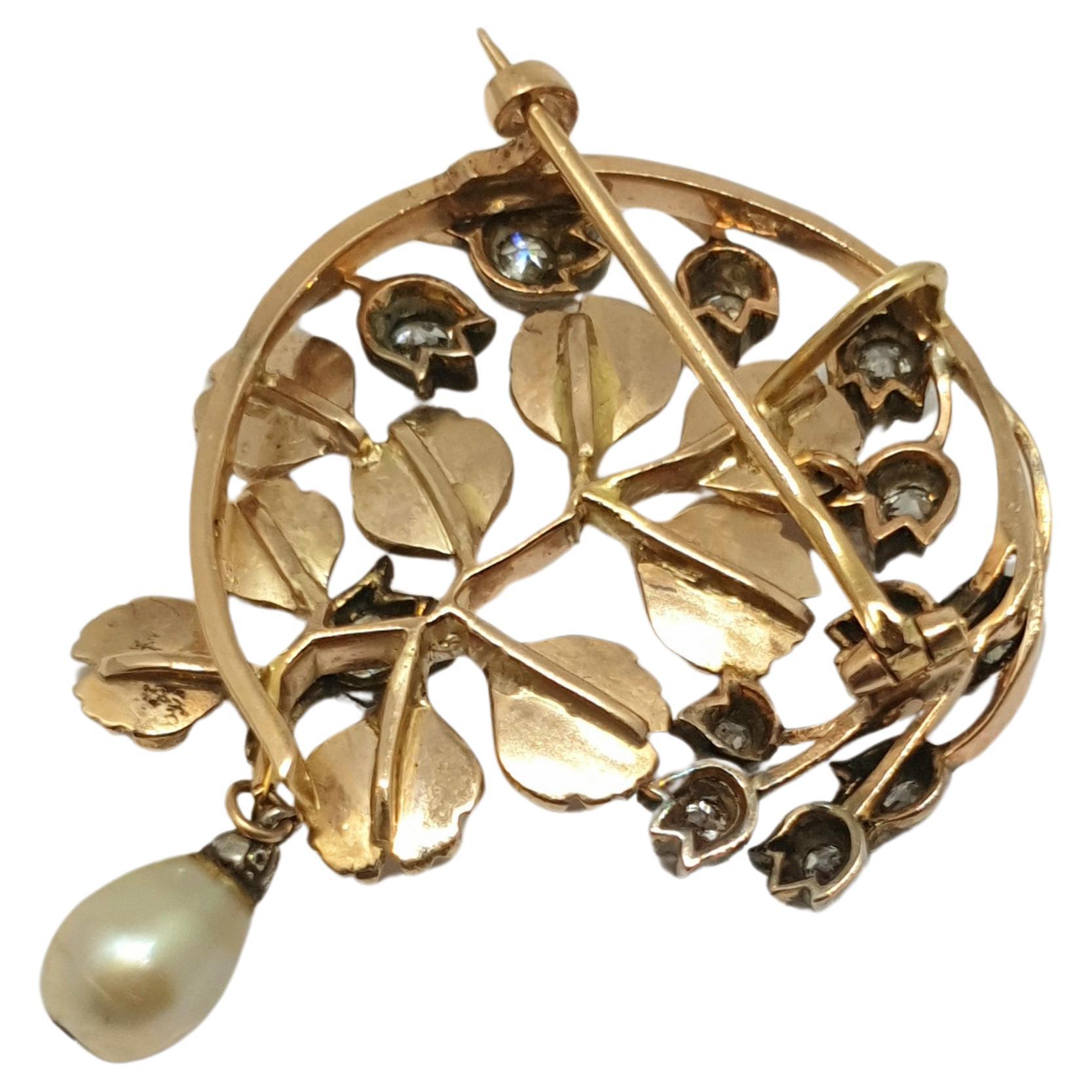 Antiguo colgante y broche franceses de diamantes talla mina de 1910 en hoja artnoveau  diseño decorado con varios diamantes talla mina antigua estimación de 1 quilate con una perla colgante y oro de 18k  engaste color amarillo mate longitud total