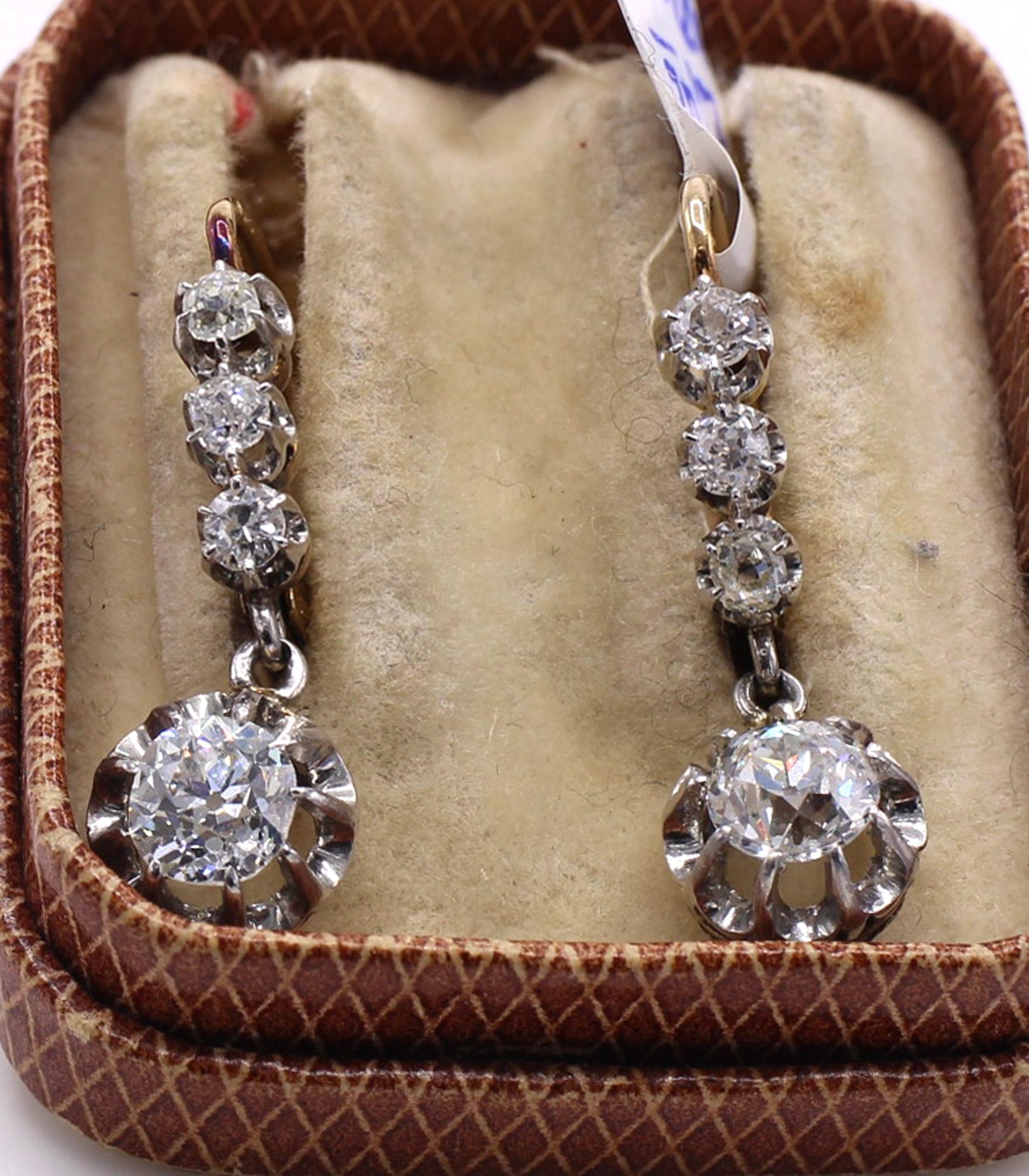 Orecchini di diamanti antichi francesi realizzati all'inizio del XX secolo con 2 diamanti Old Mine più grandi del peso di circa 0,60 carati ciascuno e 3 diamanti più piccoli in ogni orecchino. Marchi di controllo francesi. Scatola per orecchini