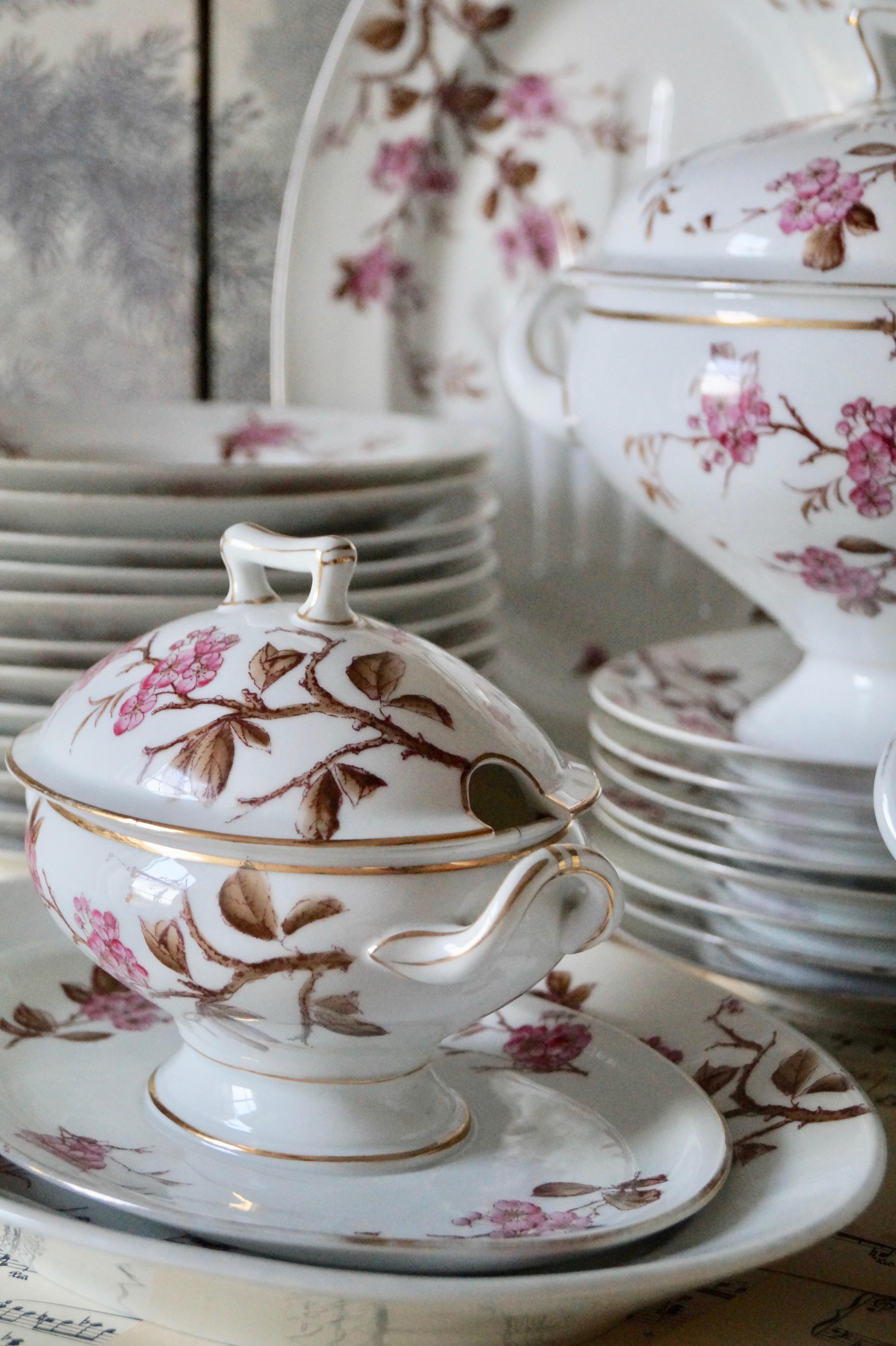 Antique French Old Paris Porcelain Dinnerware, 1900s In Good Condition In BAAMBRUGGE, NL
