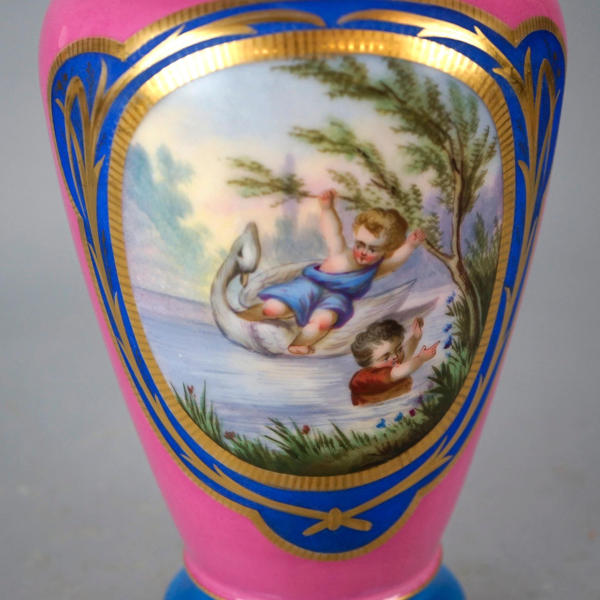 XIXe siècle Vase portrait ancien en porcelaine de genre français avec enfants du 19ème siècle, Paris en vente