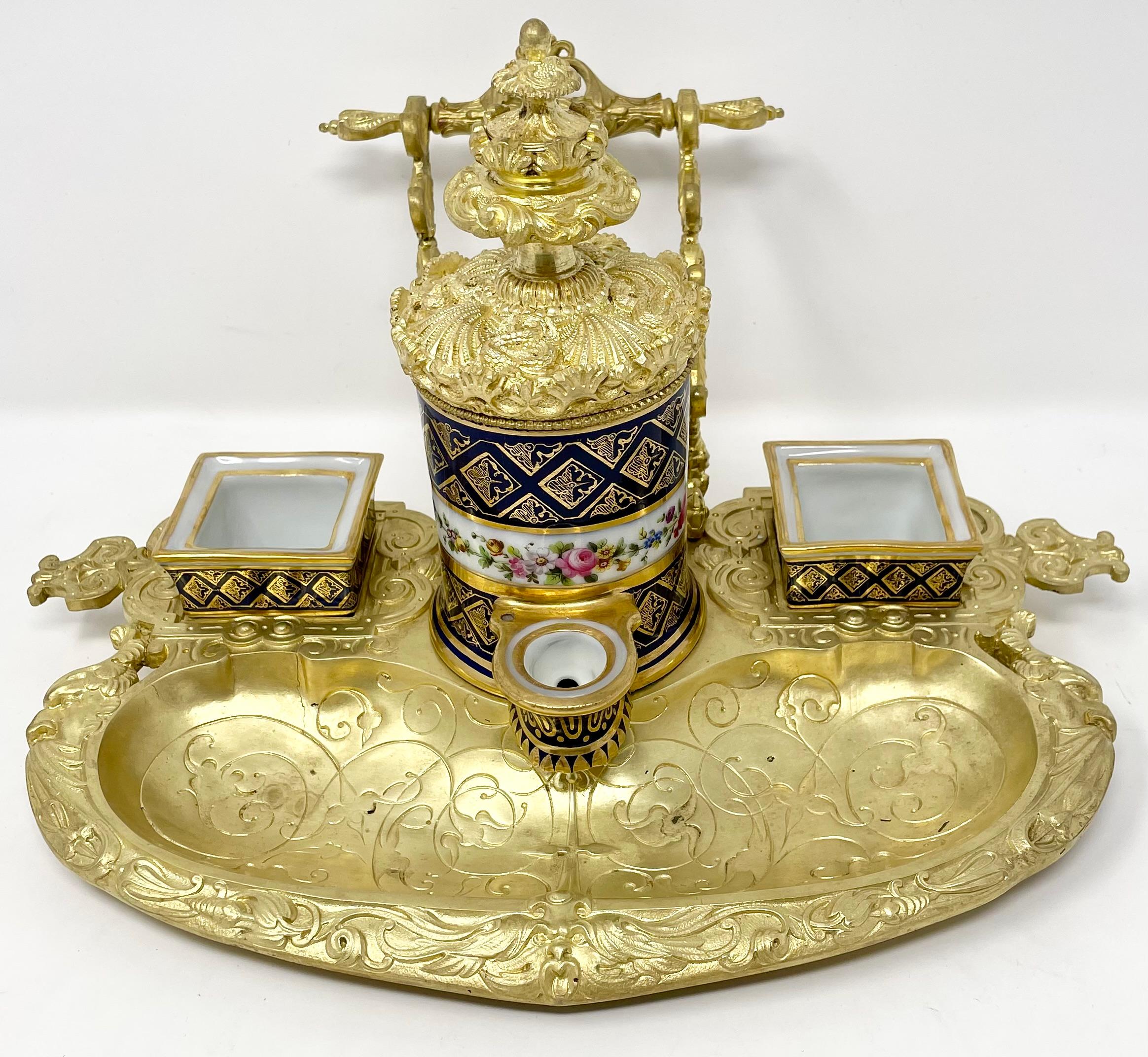 Antique French Old Paris Porcelain & Gold Bronze Inkwell, Circa 1840. In Good Condition For Sale In New Orleans, LA