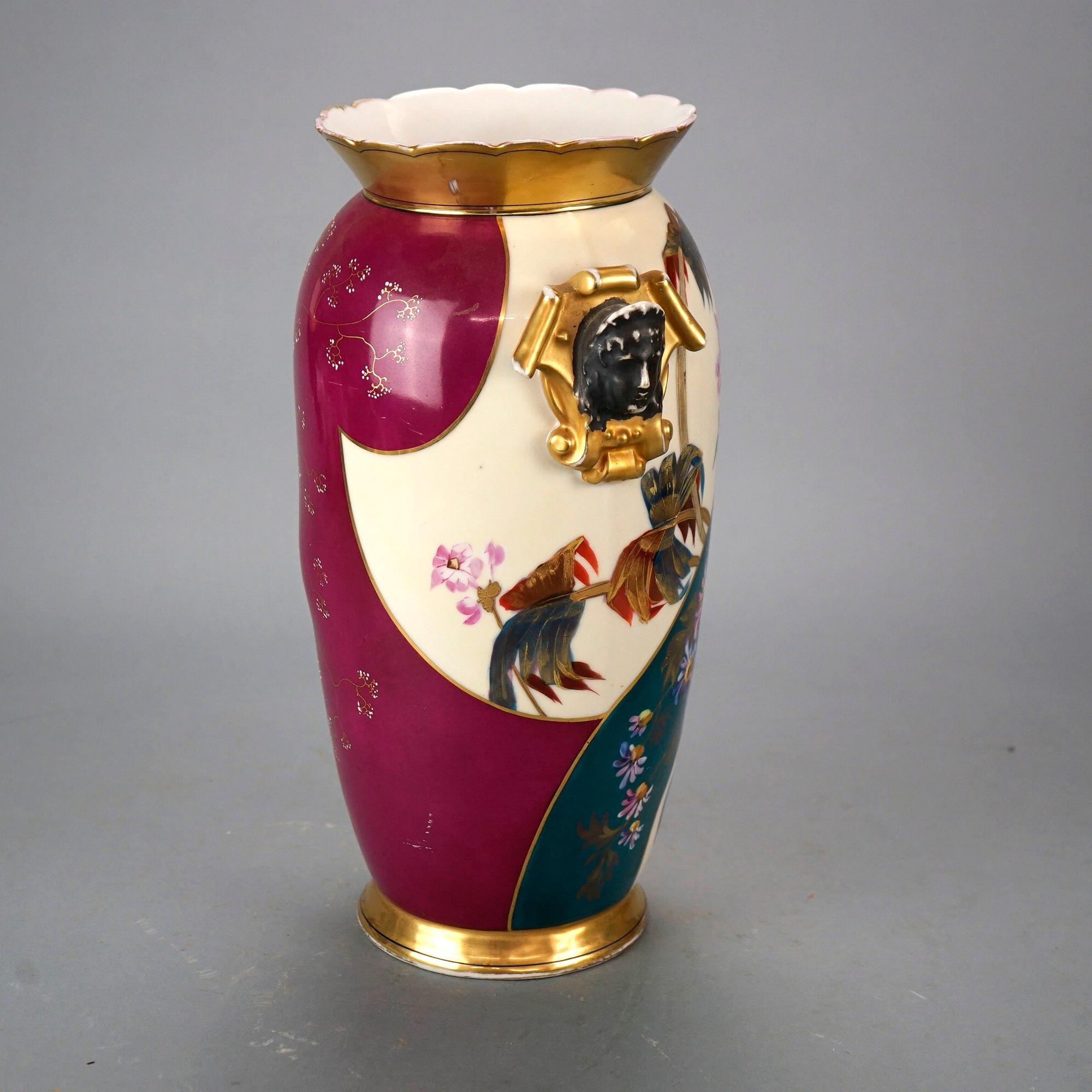 Un vase figuratif ancien français du Vieux Paris offre une construction en porcelaine avec des éléments floraux peints à la main et des rehauts de dorure partout, des poignées en forme de bouclier avec des masques masculins classiques, une marque de