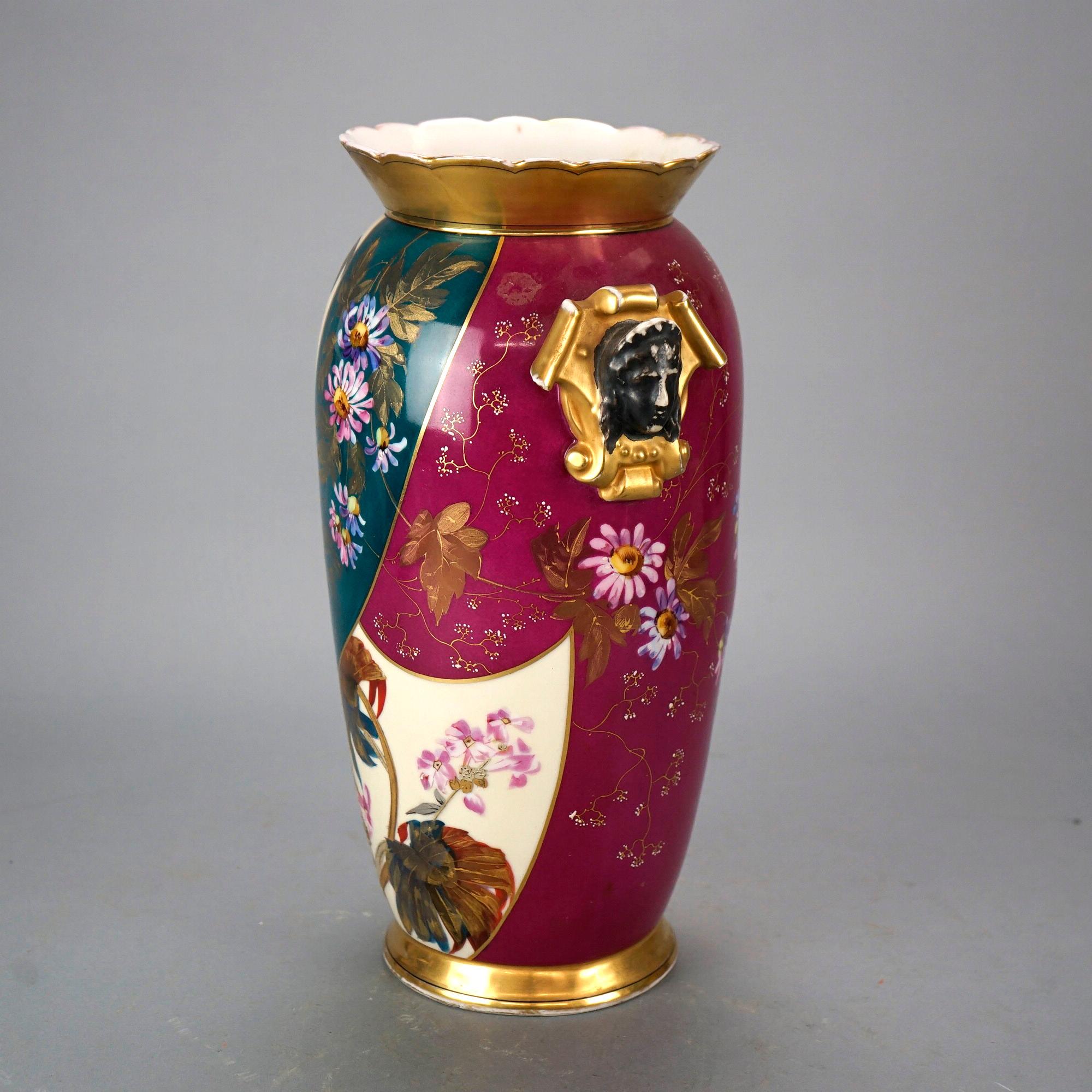 Antike französische handbemalte geblümte und figürliche Vase aus altem Pariser Porzellan, 19. Jahrhundert (Französisch) im Angebot