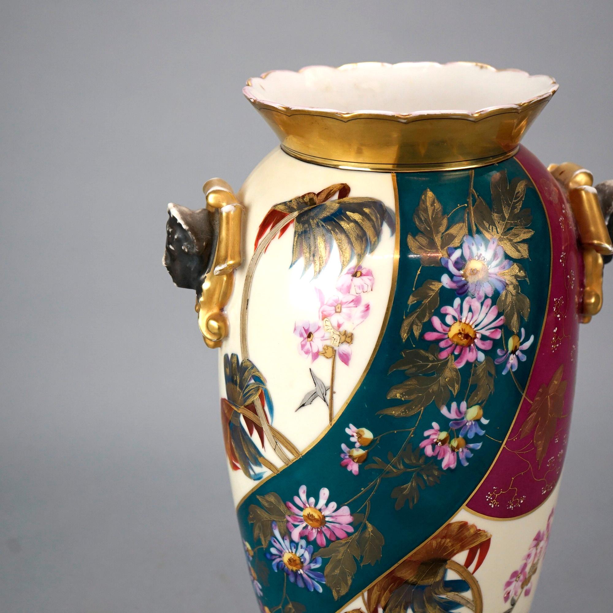 Peint à la main Vase français ancien en porcelaine de Paris, peint à la main, à motifs floraux et figuratifs, XIXe siècle en vente