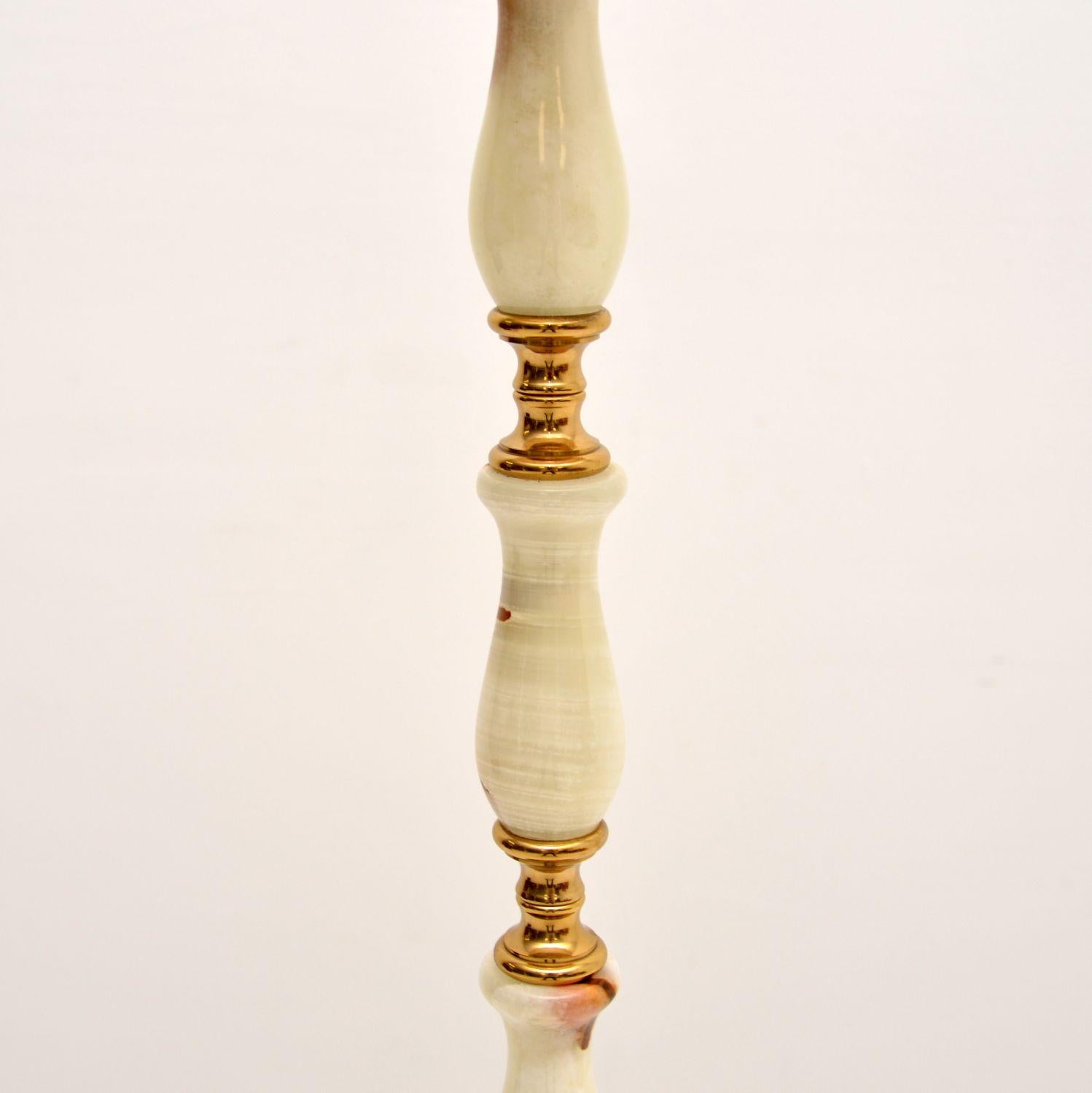 Antike französische Stehlampe aus Onyx und Messing (Mitte des 20. Jahrhunderts) im Angebot