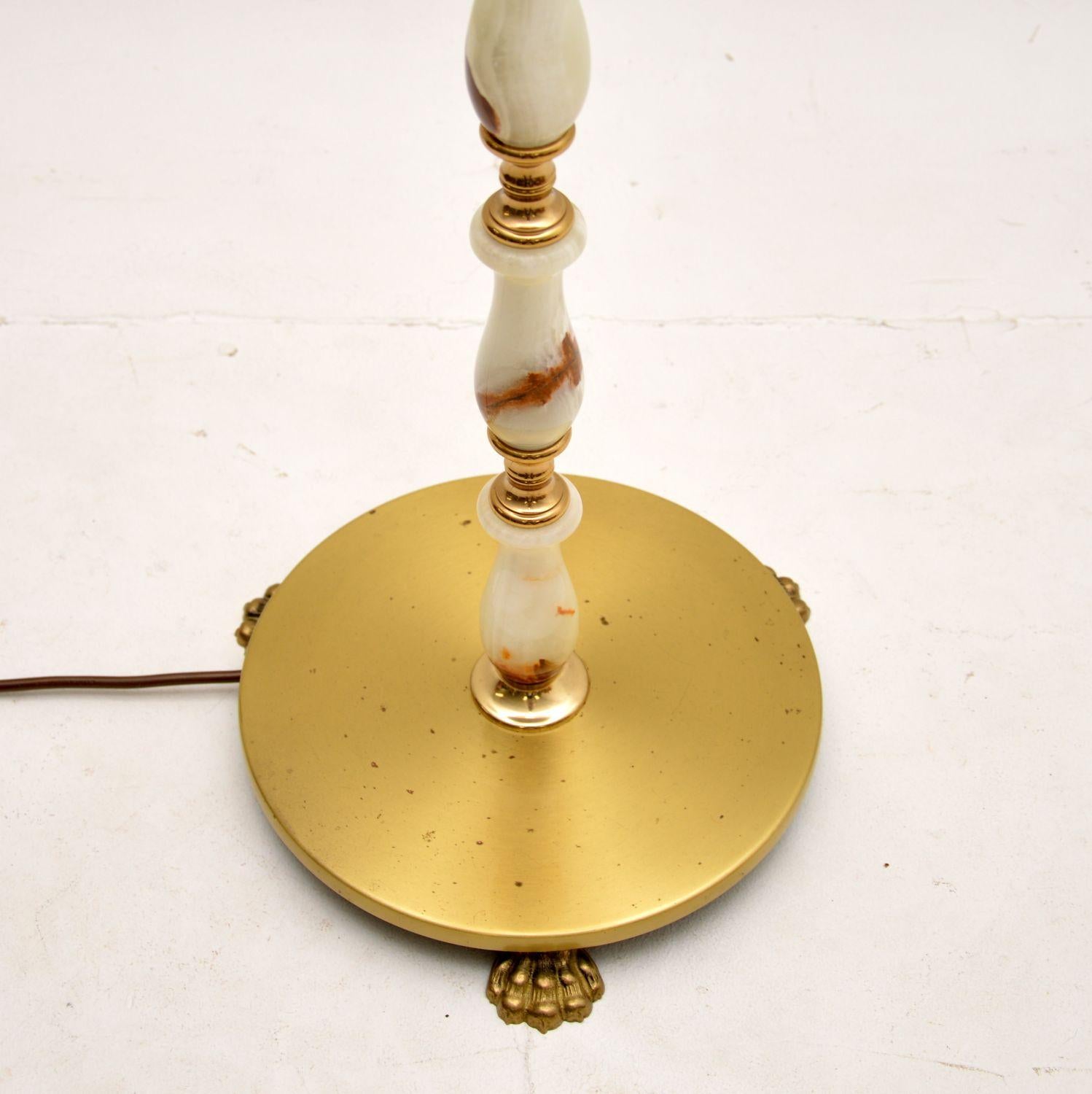 Antike französische Stehlampe aus Onyx und Messing im Angebot 1