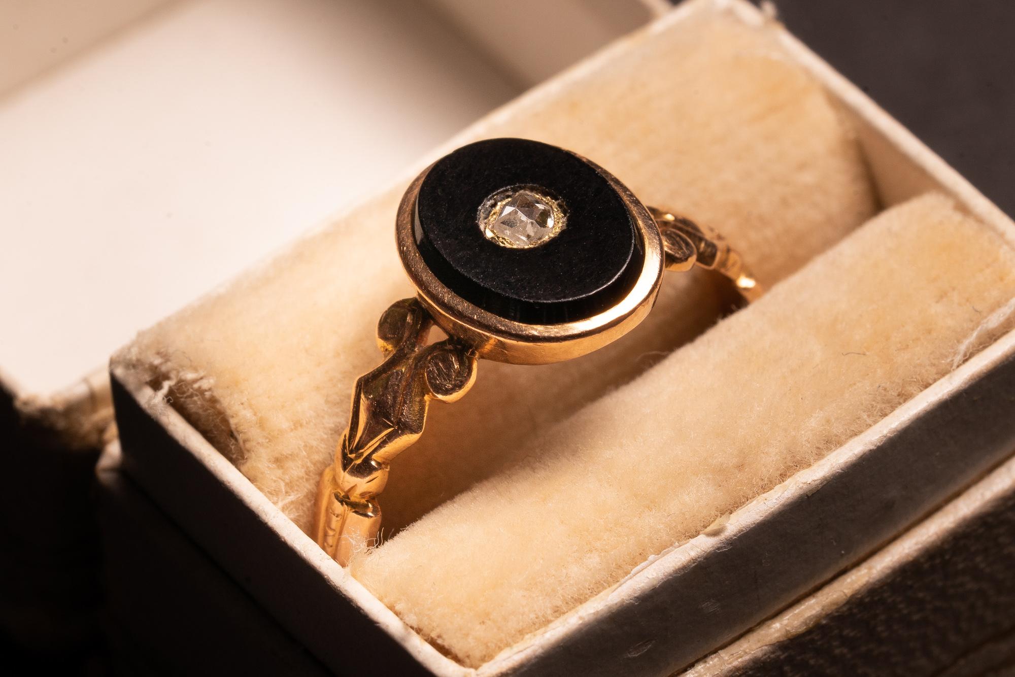 A stunning antique French Onyx ring dating to the mid/late 1800's. This beautiful ring is preserved in a superb state and comes from the North of France. The ring is made of solid 18ct gold and is hallmarked accordingly with an 
